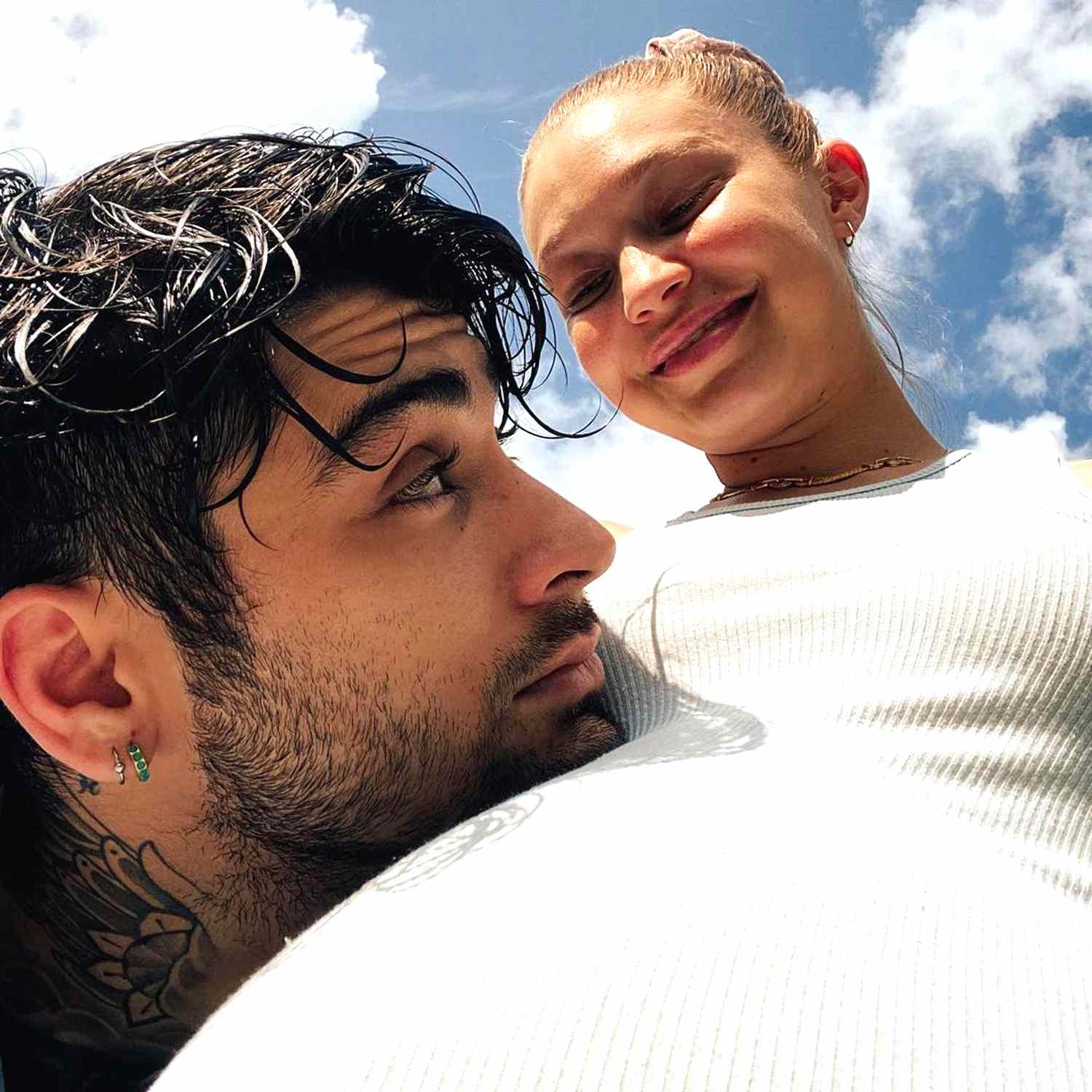 Gigi Hadid, Zayn Malik ile Tatlı Gerileme Hamilelik Fotoğraflarını Paylaştı: 'Kızımızı Bekliyoruz'