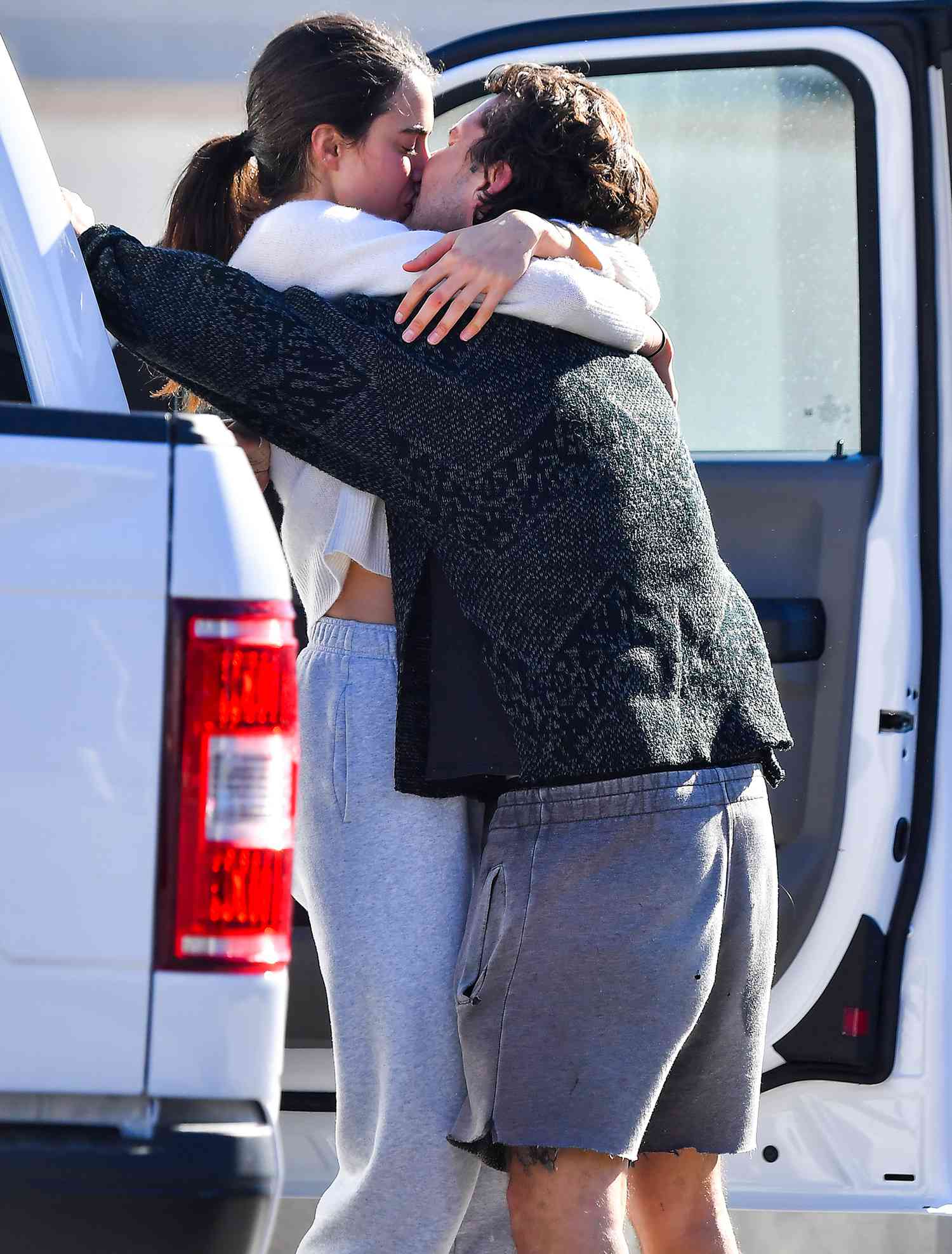 Shia LaBeouf จูบ Margaret Qualley 1 สัปดาห์หลังจากข้อกล่าวหาการโจมตีของอดีต FKA Twigs