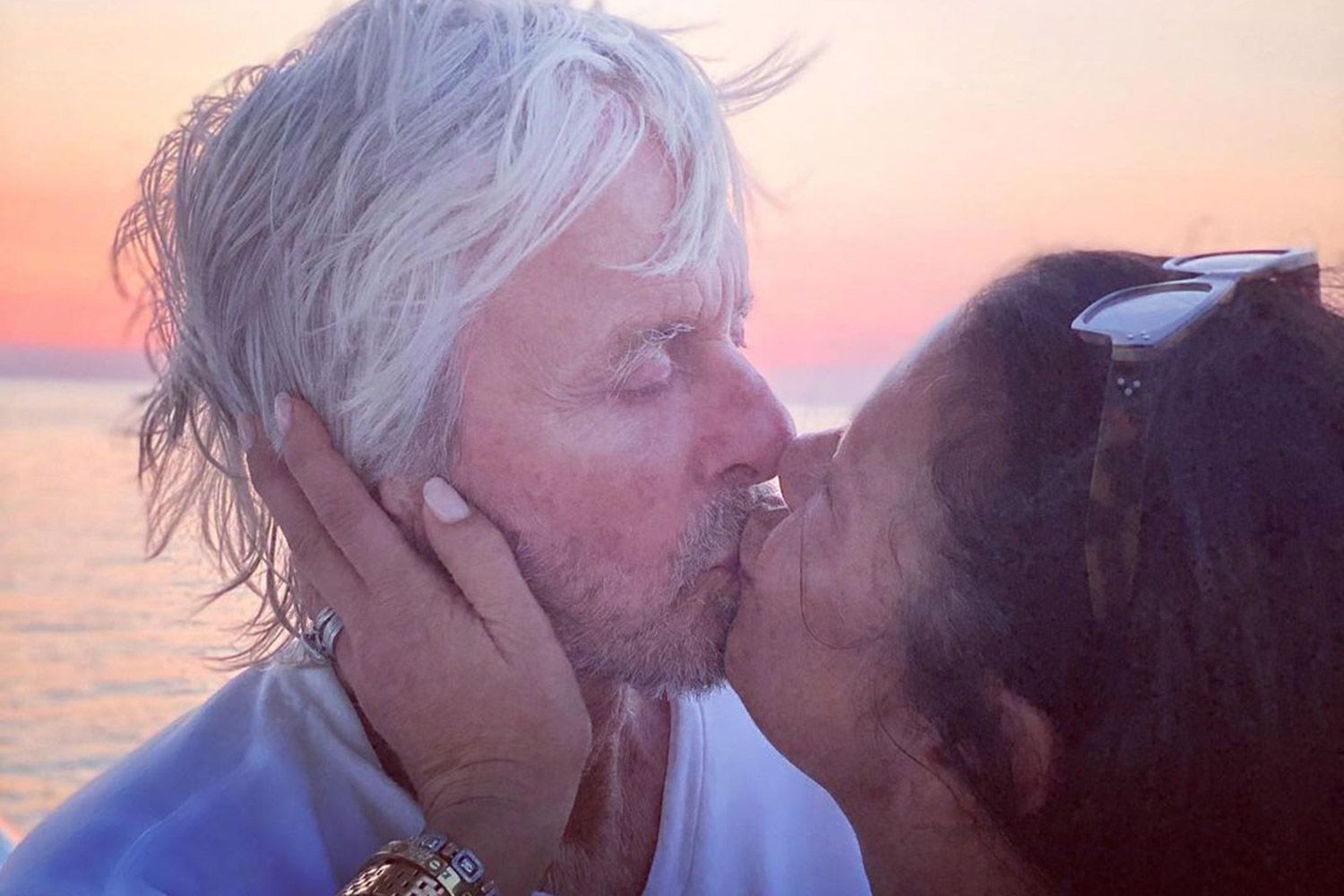 Catherine Zeta-Jones จูบสามี Michael Douglas ในรูป Instagram สุดโรแมนติก