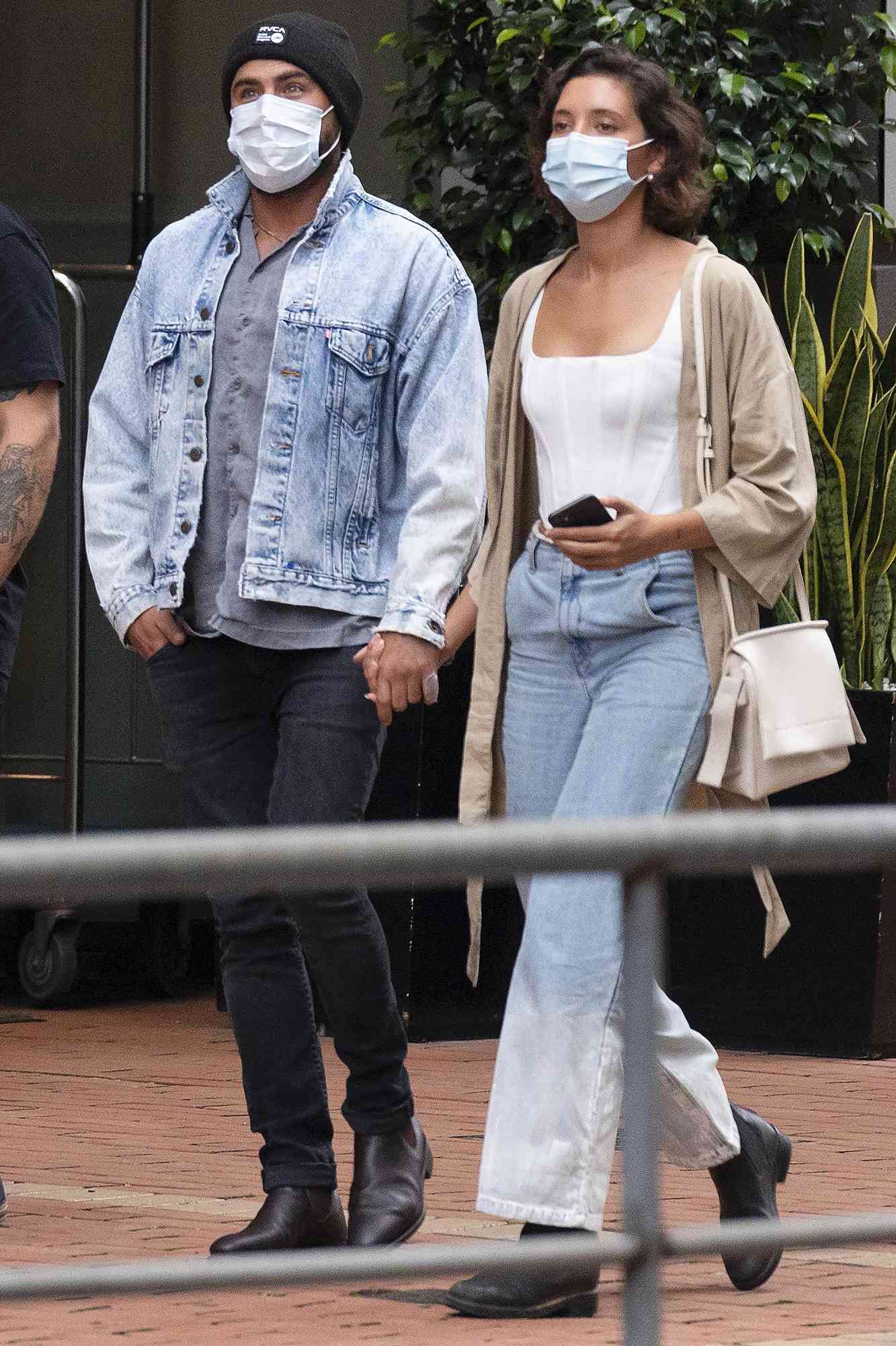 Zac Efron และแฟนสาว Vanessa Valladares จับมือกันระหว่างทานอาหารเย็นที่ออสเตรเลีย