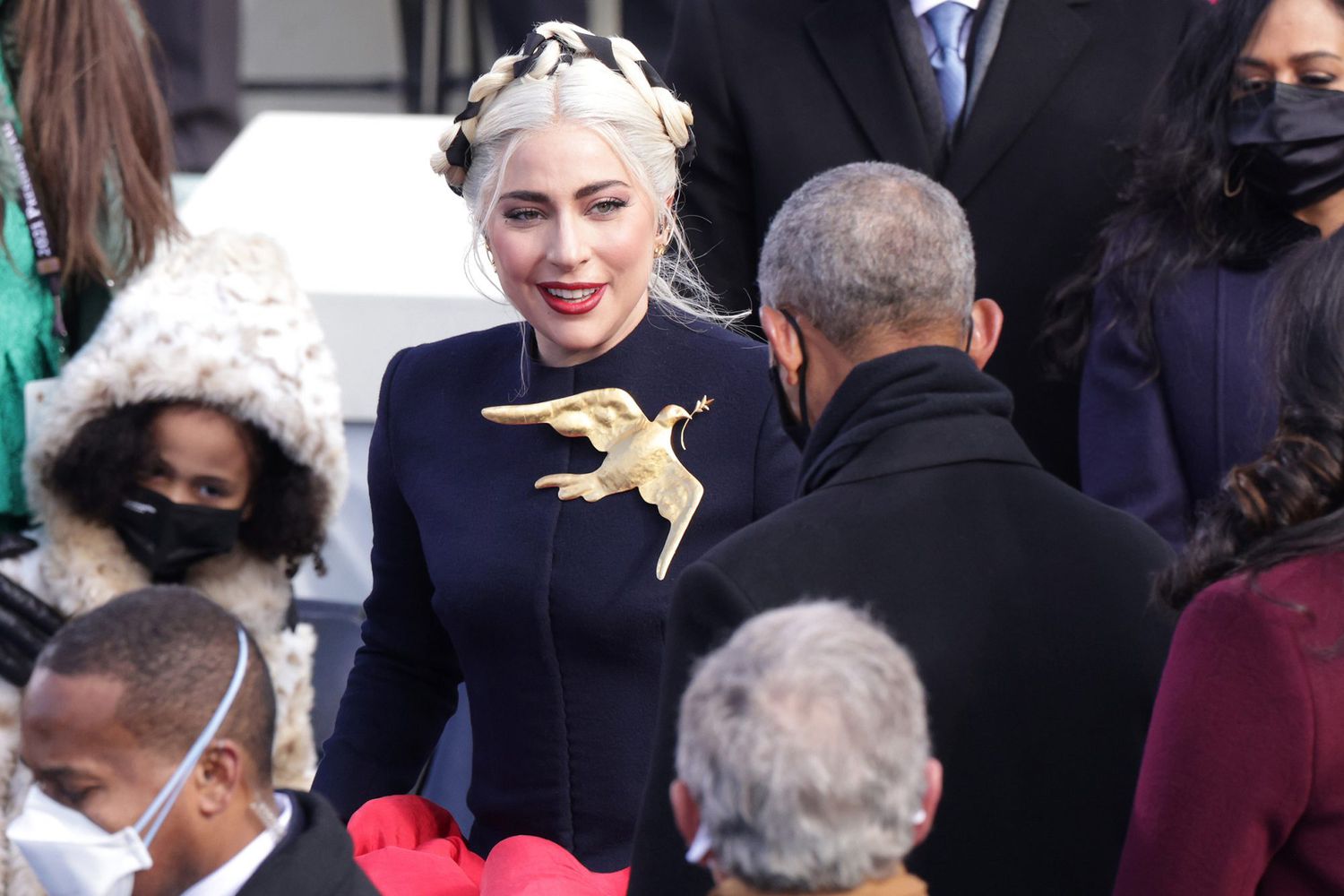 Lady Gaga se souvient avoir porté une broche colombe lors de l'inauguration de Joe Biden et a déclaré que la robe était "à l'épreuve des balles"