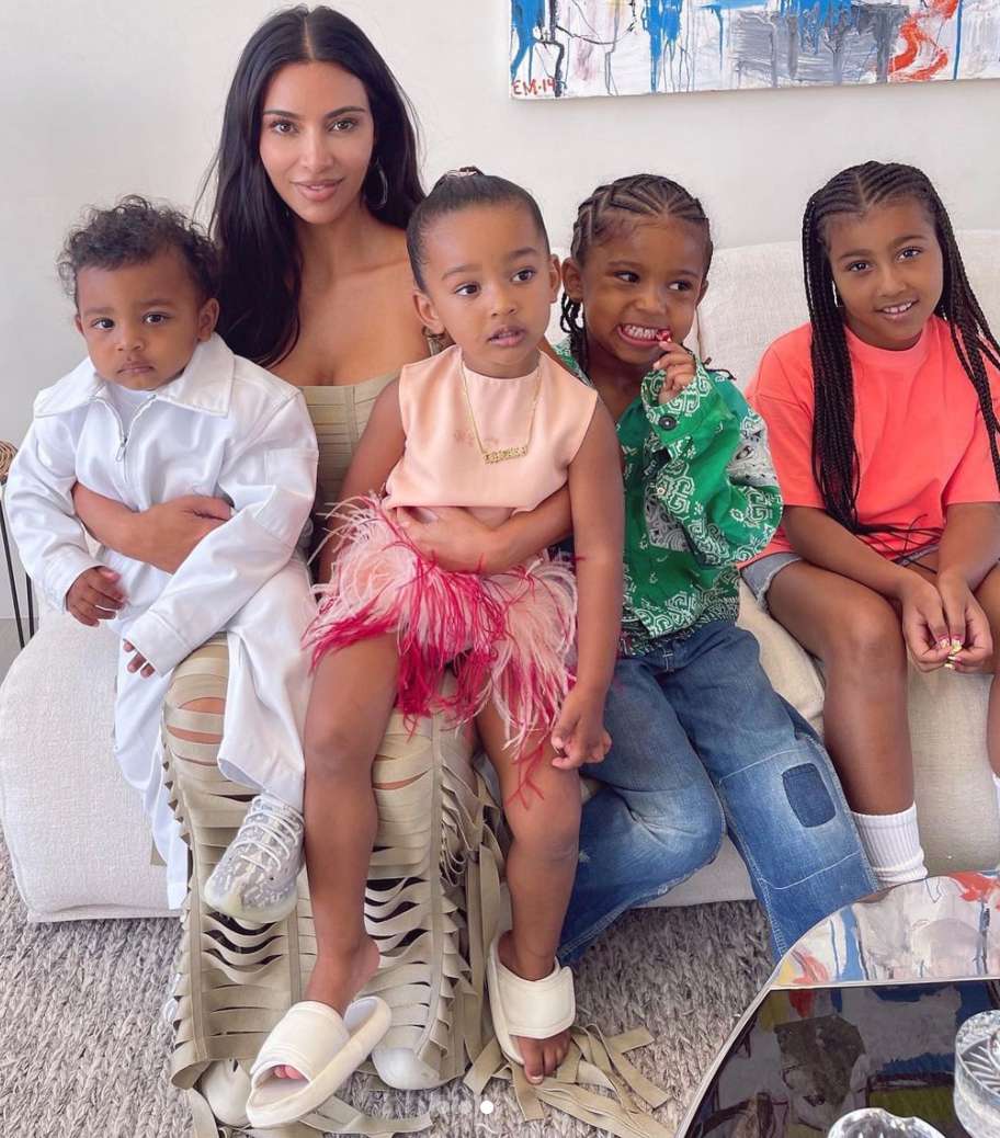 Kim Kardashian revela qual de seus quatro filhos ela acha que é sua 'gêmea'