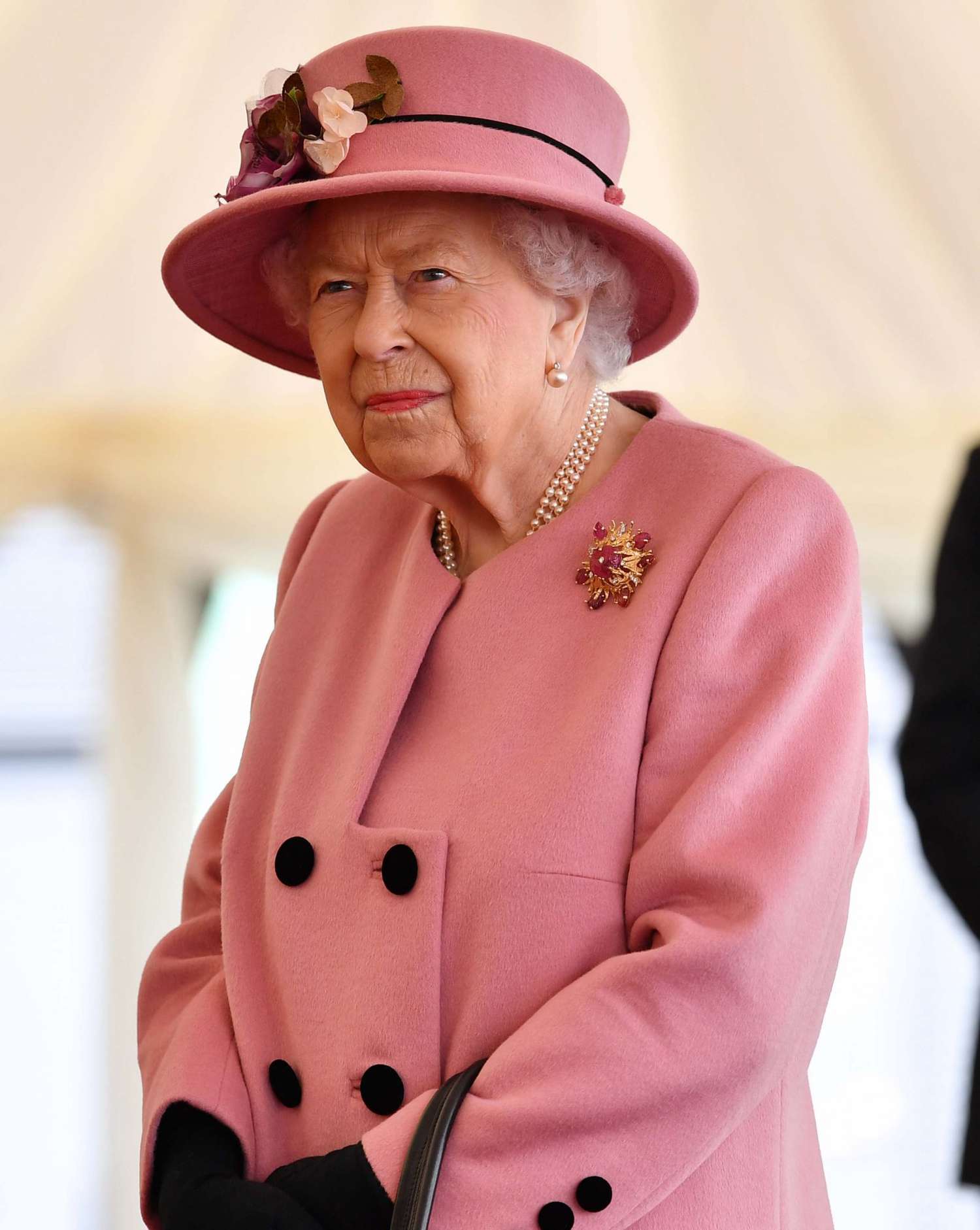Königin Elizabeth weiß, dass die Dinge inmitten der Spannungen in der königlichen Familie „am Ende richtig“ sein werden, sagt Insider