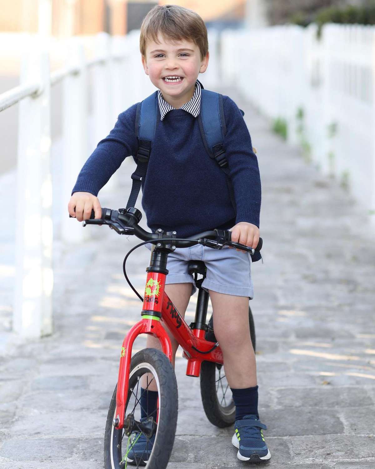 Prinz Louis fährt mit dem Fahrrad zur Vorschule in seinem neuen Foto zum 3. Geburtstag - aufgenommen von Mutter Kate Middleton!
