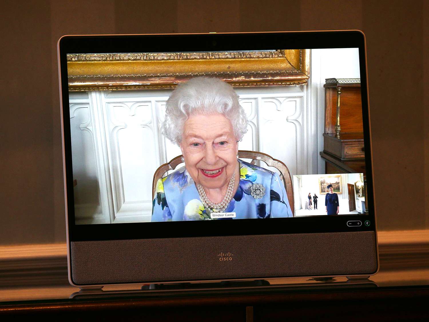 Königin Elizabeth lächelt beim ersten offiziellen Auftritt seit der Beerdigung von Prinz Philip