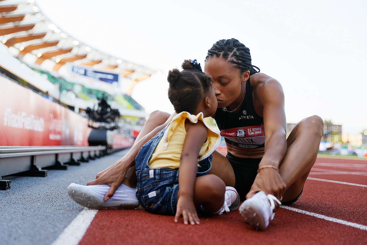 A olímpica Allyson Felix diz que o atletismo está "esfregando naturalmente" em sua filha Cammy