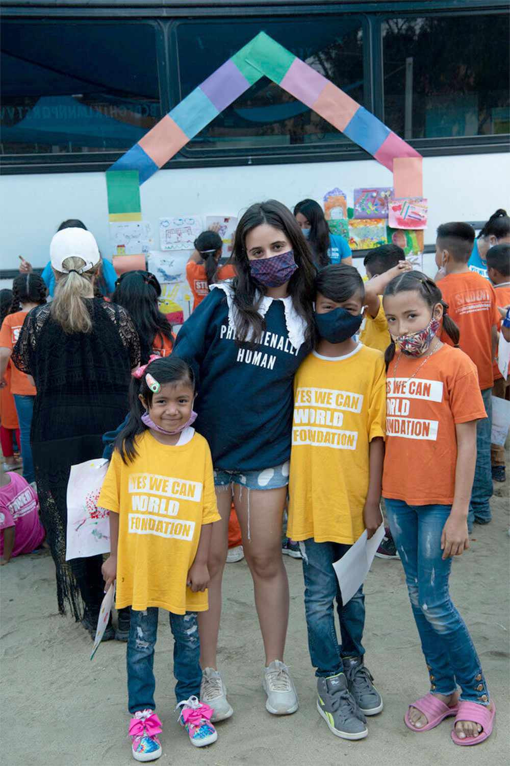 Camila Cabello diz que 'todos devemos ter empatia' pelos migrantes após visitarem um abrigo na fronteira dos Estados Unidos com o México