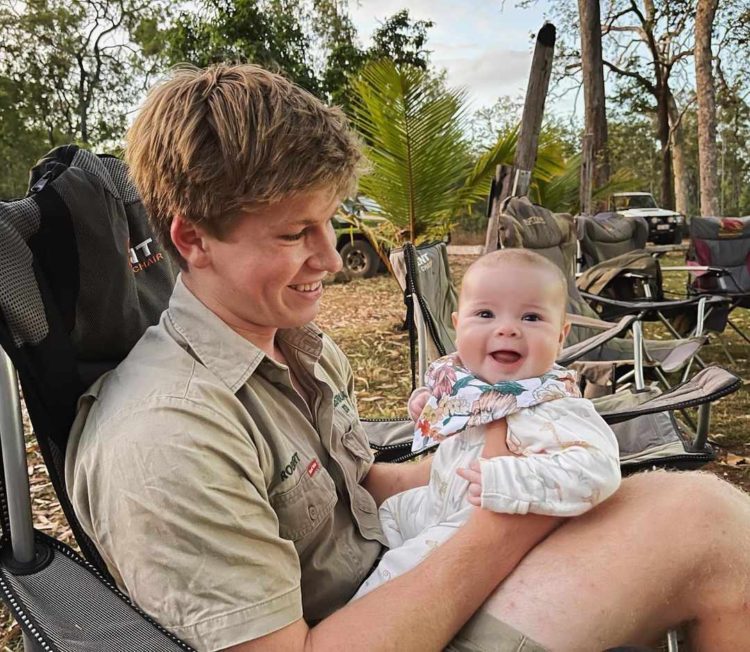 Robert Irwin lächelt mit Baby-Nichte Grace Warrior, 4 Monate, nach dem "großen Tag, an dem Crocs fangen"