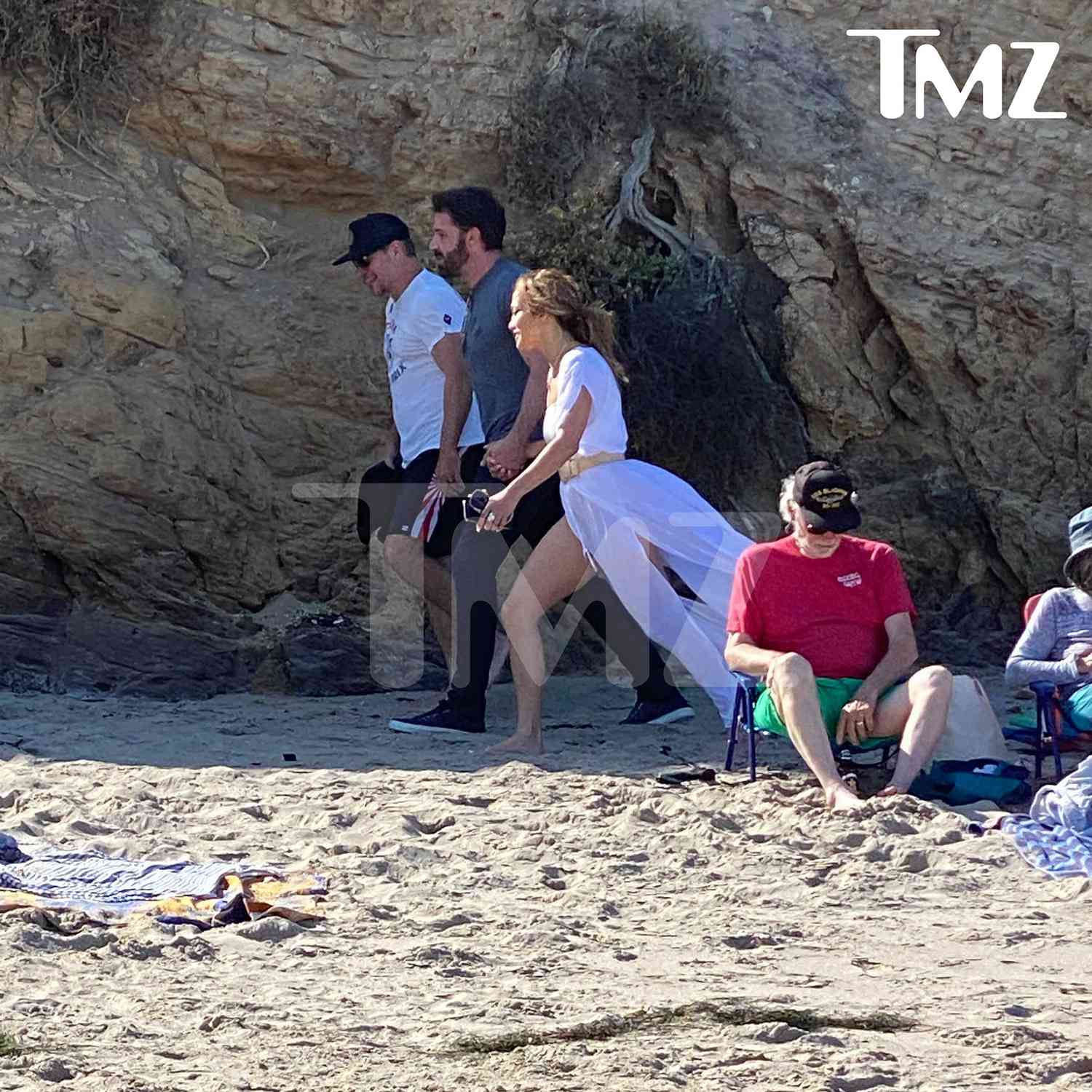 Matt Damon begleitet Ben Affleck und Jennifer Lopez auf Malibu Beach Stroll als Paar Händchen haltend