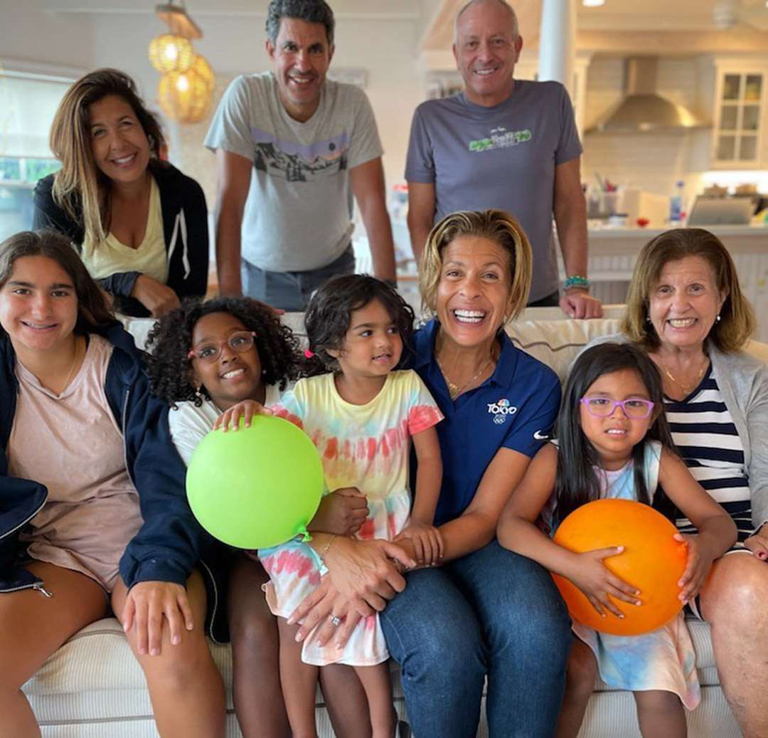 Hoda Kotb compartilha doce foto de família de sua festa de aniversário com as filhas Hope e Haley