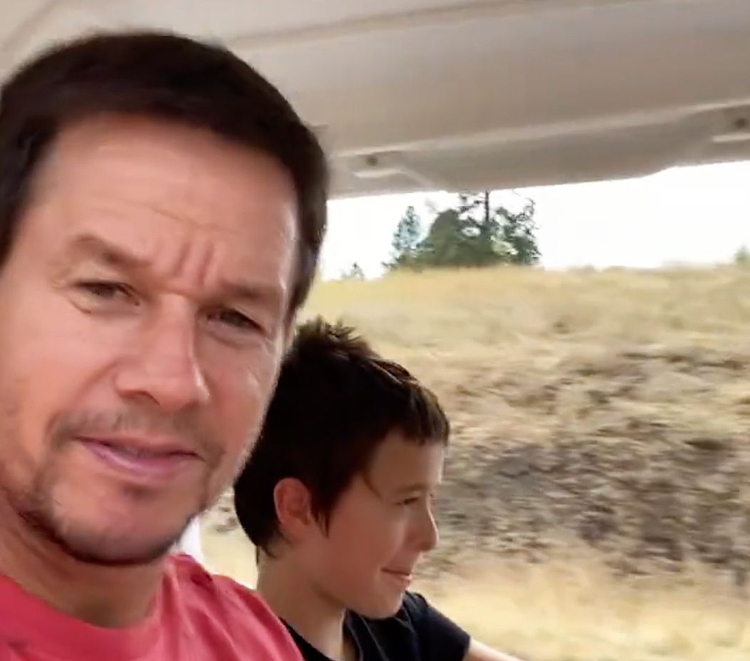 Mark Wahlberg leva o filho Brendan, 12, em sua primeira lição de condução em carrinho de golfe: 'Kid's a Natural'