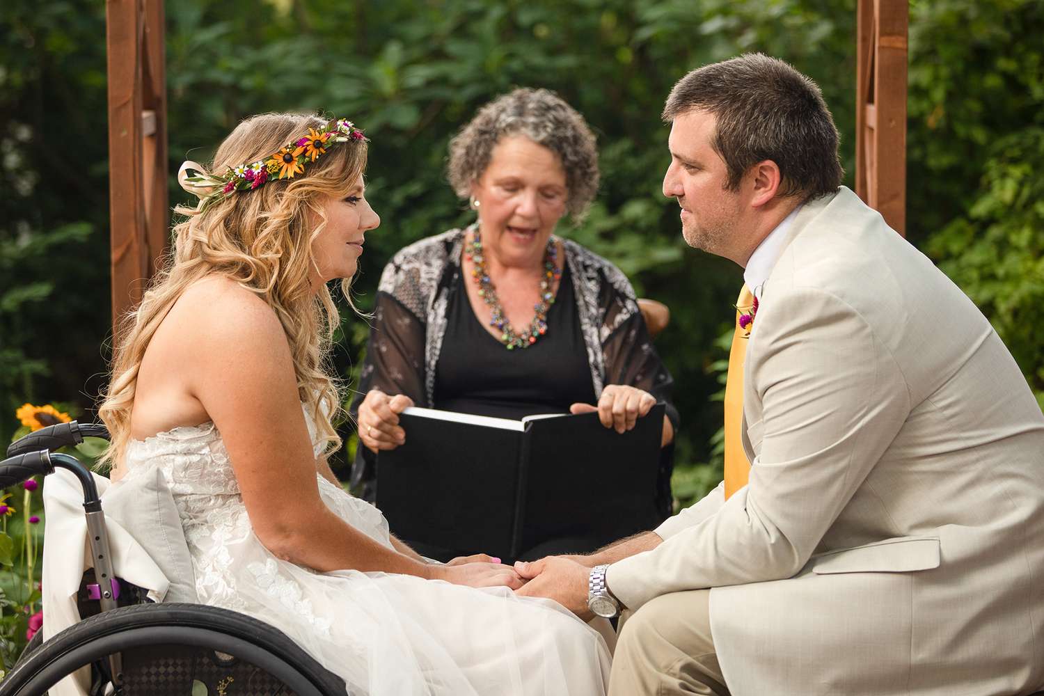 Esposa renova votos com o marido 11 anos depois que um acidente na festa de despedida a deixou paralisada