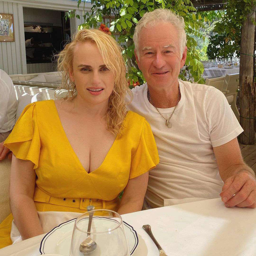 Rebel Wilson sai com John McEnroe durante viagem à Itália: 'Lunch with This Legend'