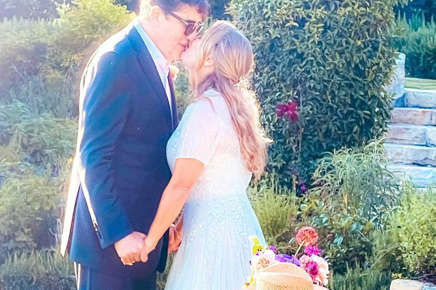 Alfred Molina Casa-se com a Diretora do Frozen Jennifer Lee em Casamento no Jardim Romântico: 'We Do'