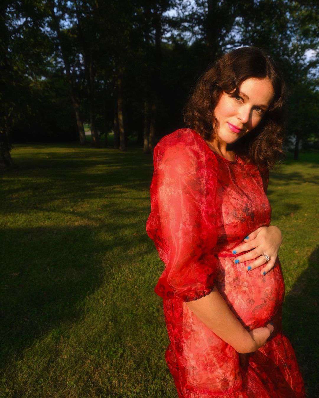 A cantora country Jillian Jacqueline espera o primeiro bebê com o marido Bryan Brown