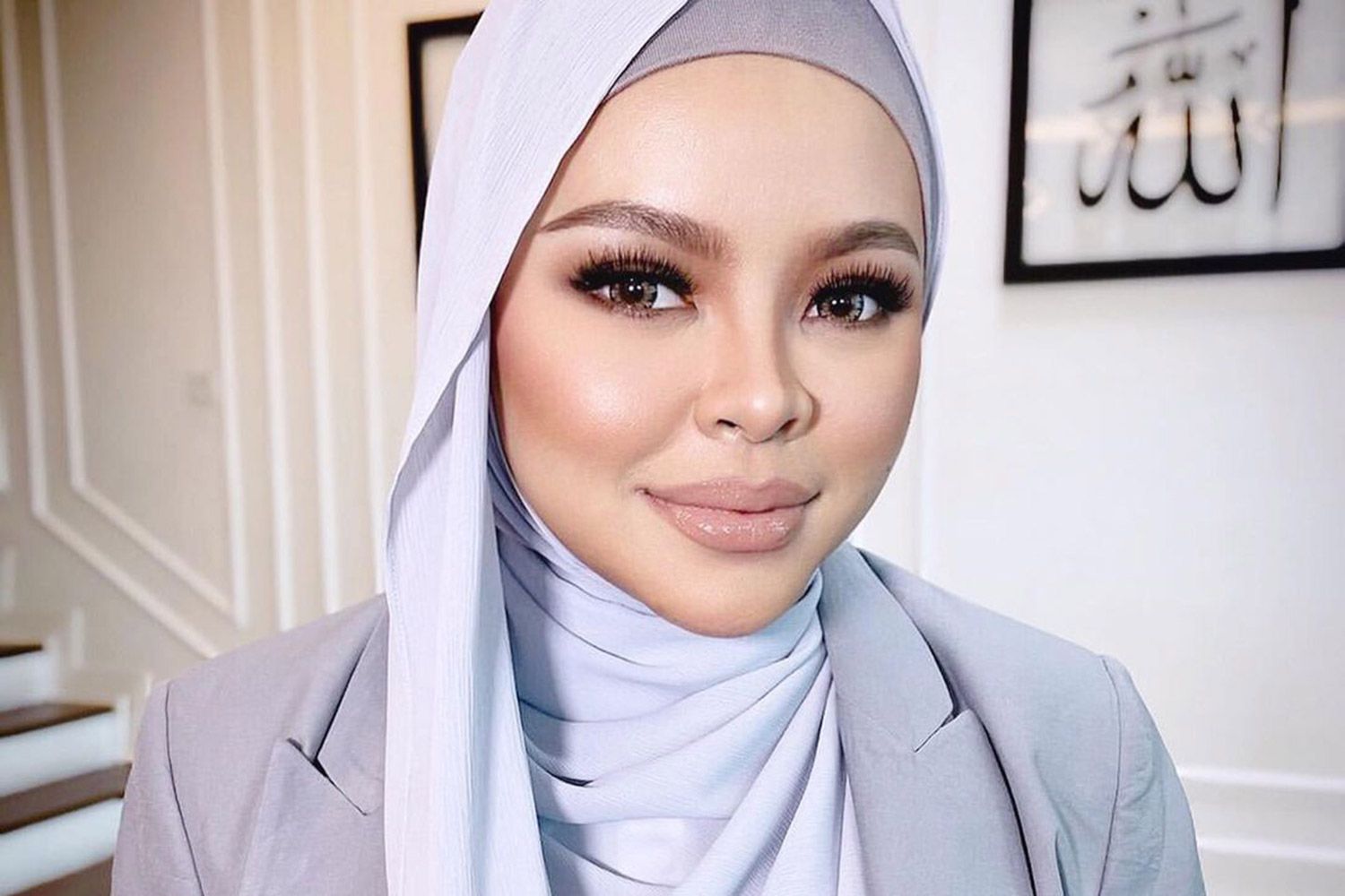 A cantora malaia Siti Sarah Raisuddin morre de COVID dias após o parto: "Lágrimas escorrendo por suas bochechas"