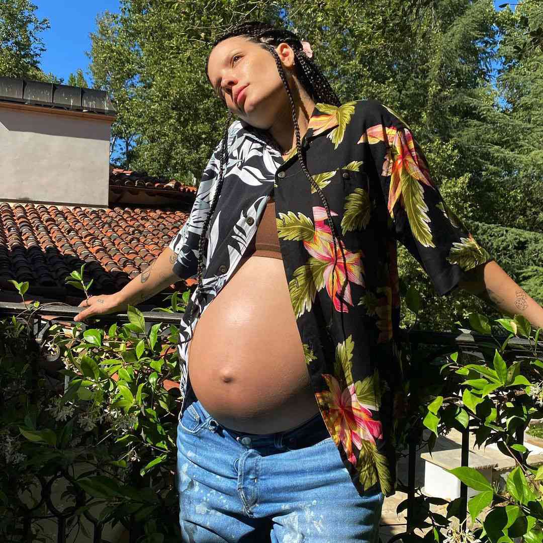 Halsey compartilha seu 'Fav Belly Pic' da gravidez com Baby Ender: 'Miss It Already'