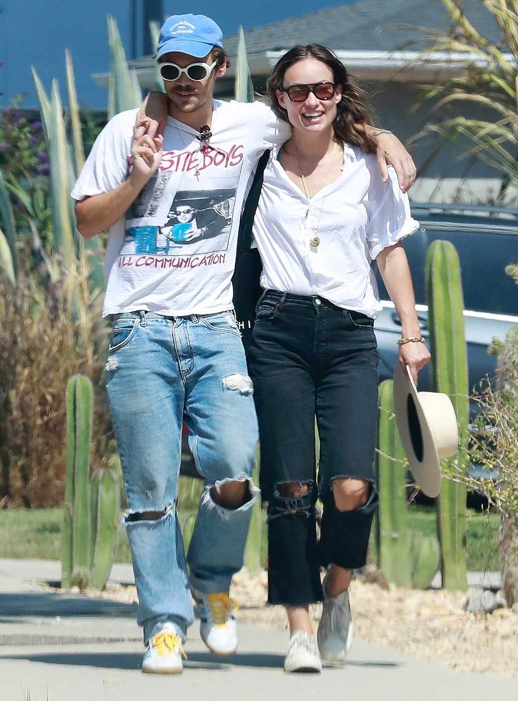 Harry Styles e Olivia Wilde aperfeiçoam seu estilo de casal coordenado com jeans rasgados e camisetas