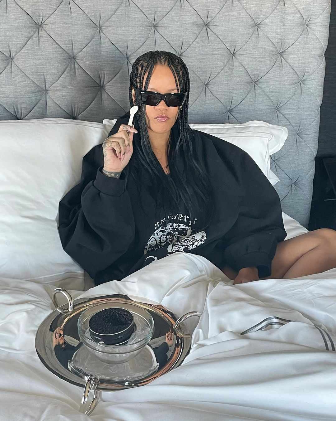 Rihanna comemora seus cinquenta perfumes que esgotam horas após o lançamento com caviar na cama