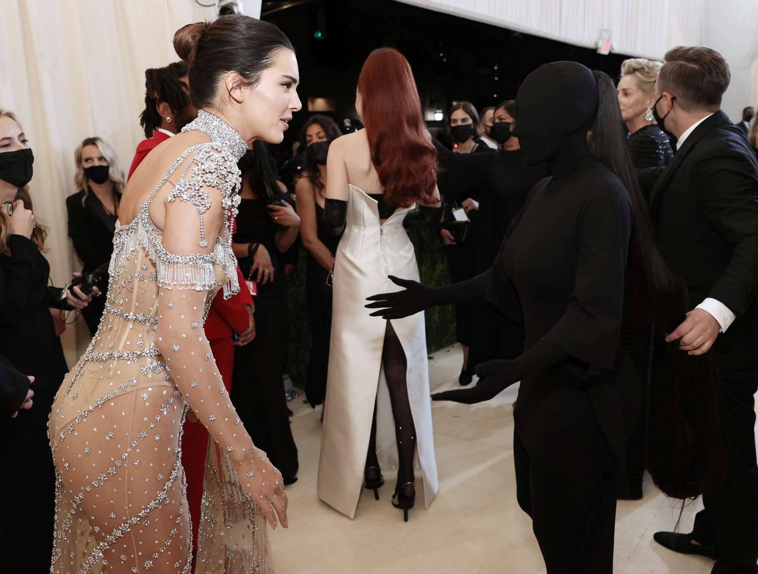 Kim Kardashian explica esa foto viral de Met Gala con Kendall Jenner: 'No podía ver'