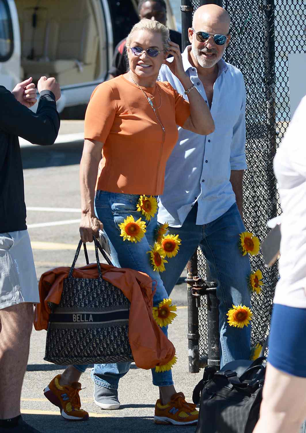 Yolanda Hadid y su novio Joseph Jingoli usan los mismos pantalones bordados con girasoles en Nueva York&nbsp;