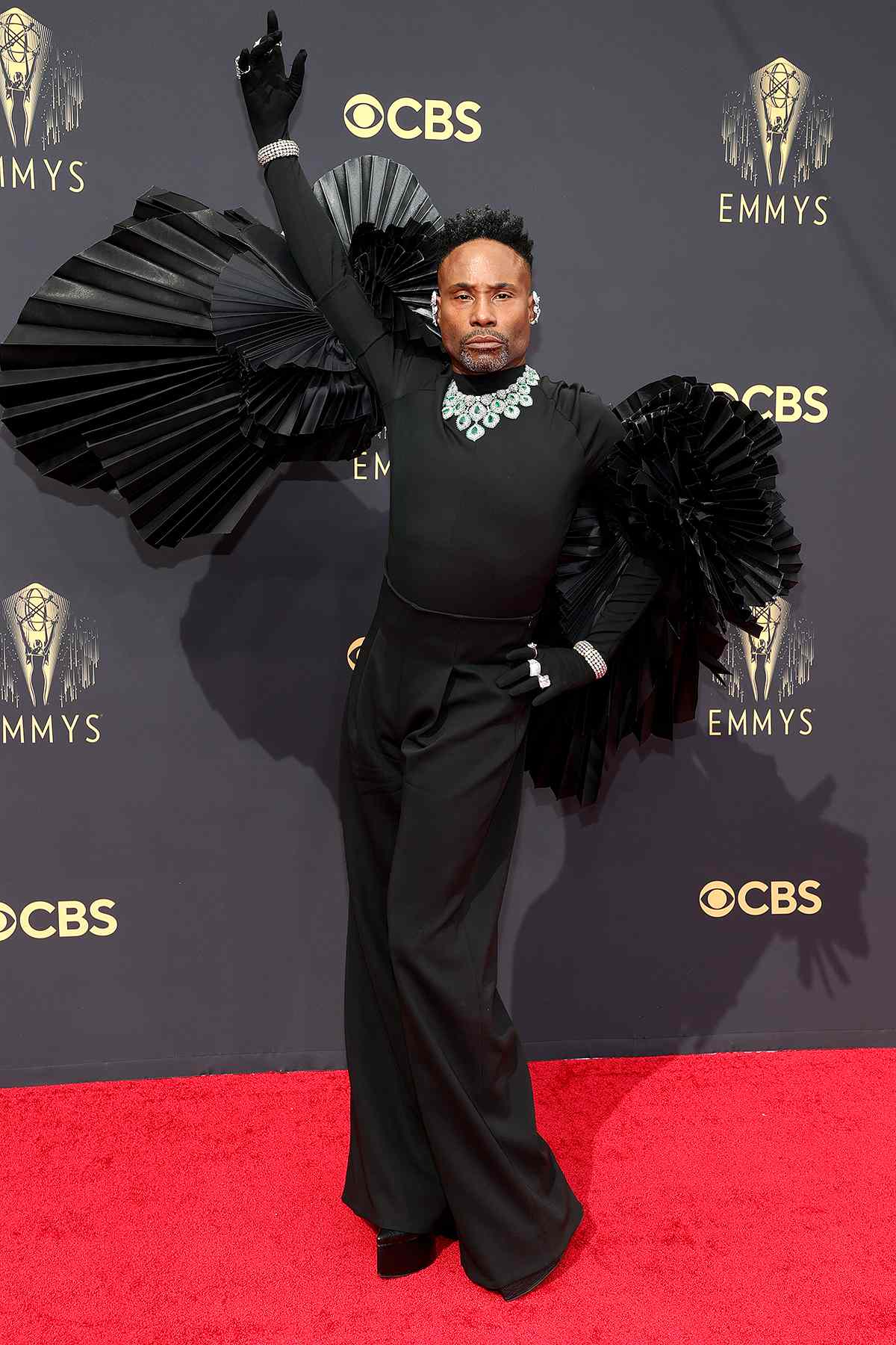 Billy Porter posa con dramáticas alas negras en los Emmy 2021: 'Soy el hada madrina'