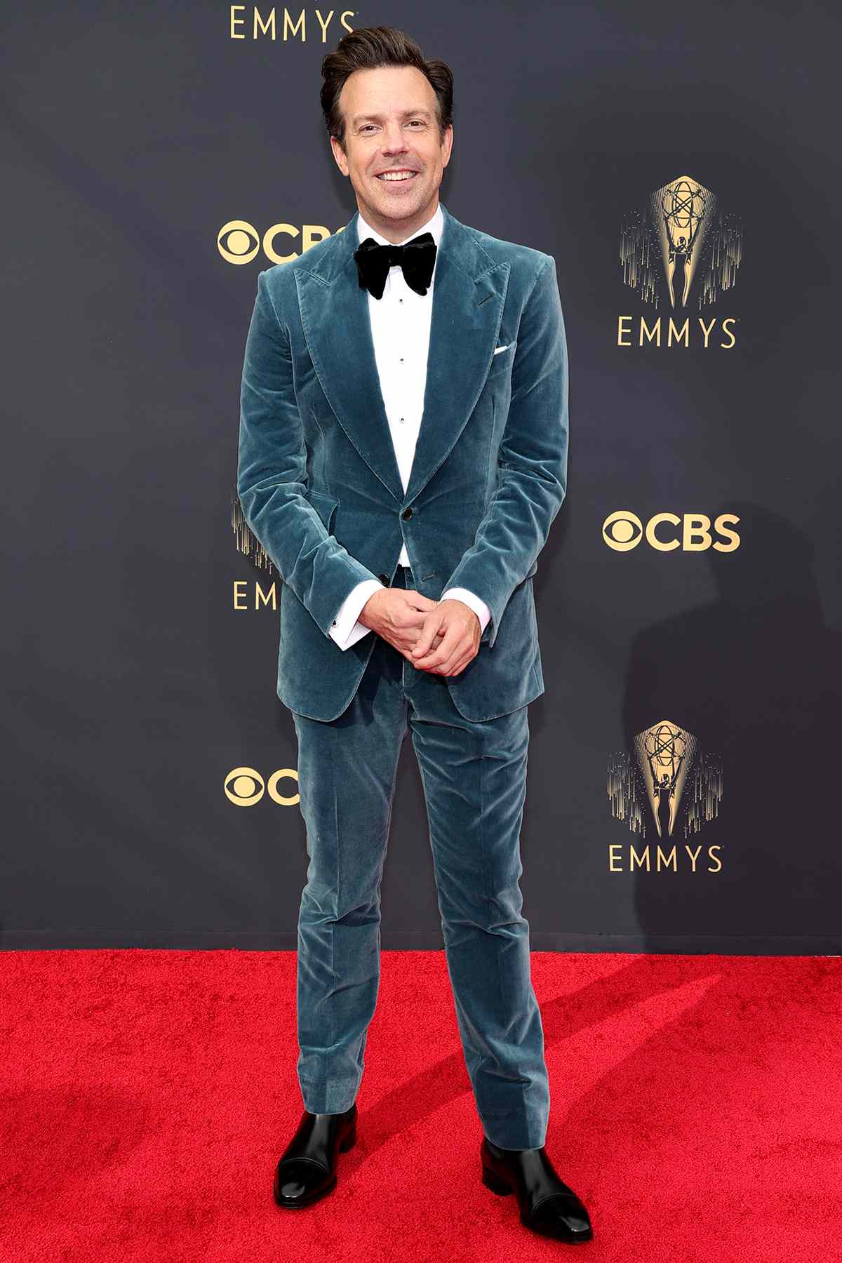 Jason Sudeikis usa calcetines Eazy-E con su traje Velvet Tom Ford en los premios Emmy 2021