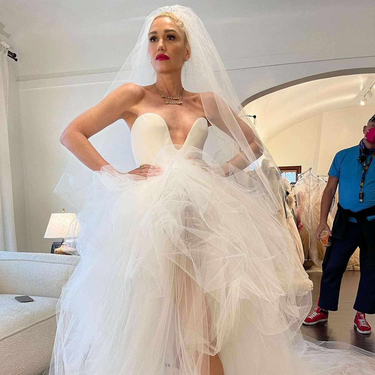Gwen Stefani comparte el momento emocional en el que 'dijo que sí' al vestido de novia antes de casarse con Blake Shelton
