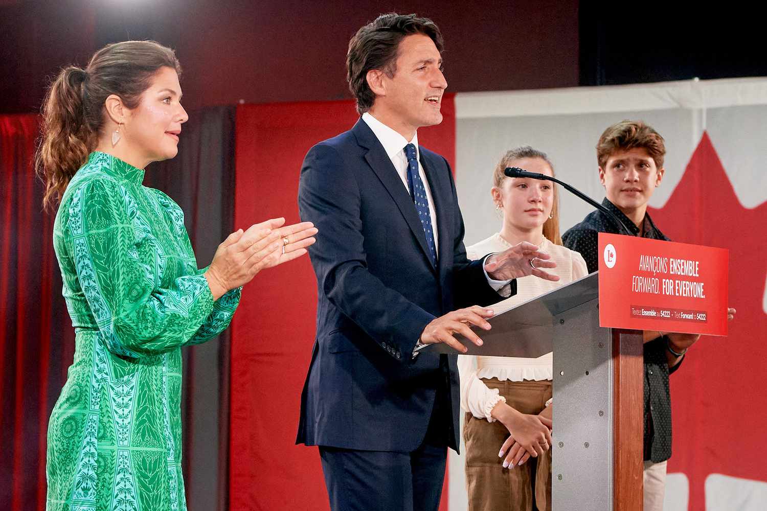 Justin Trudeau świętuje zwycięstwo w wąskich wyborach z żoną i dziećmi