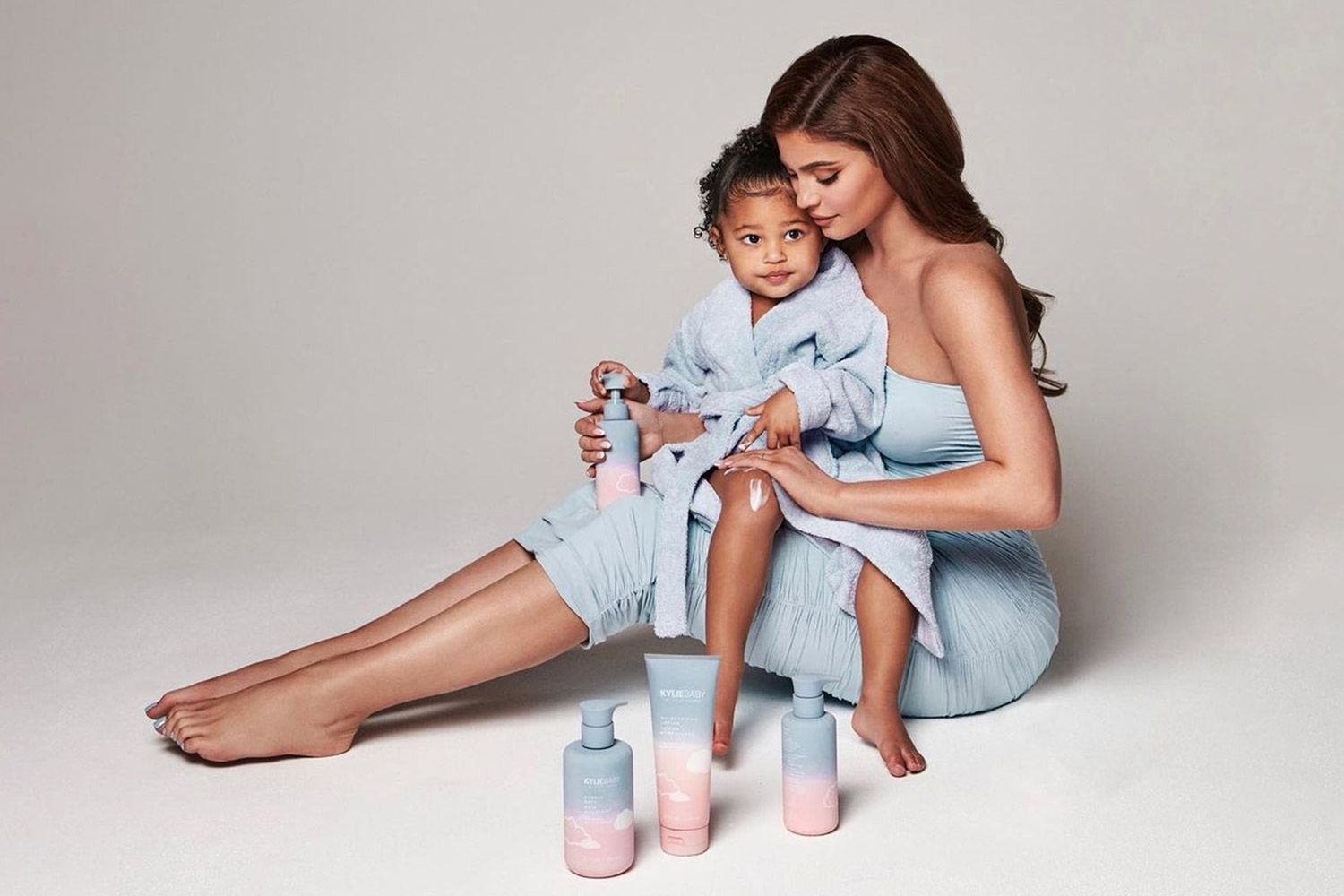Kylie Jenner mówi, że nowa linia Kylie Baby została „przetestowana i zatwierdzona” przez córkę Stormi