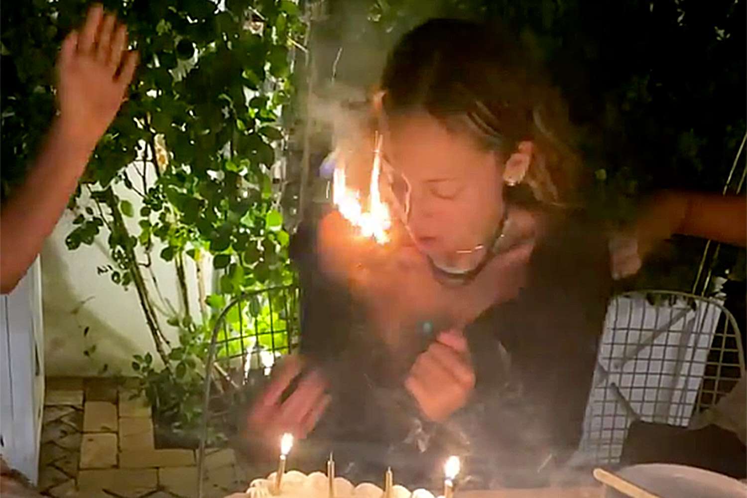 Nicole Richie przypadkowo podpala włosy podczas zdmuchiwania świeczek z okazji 40. urodzin