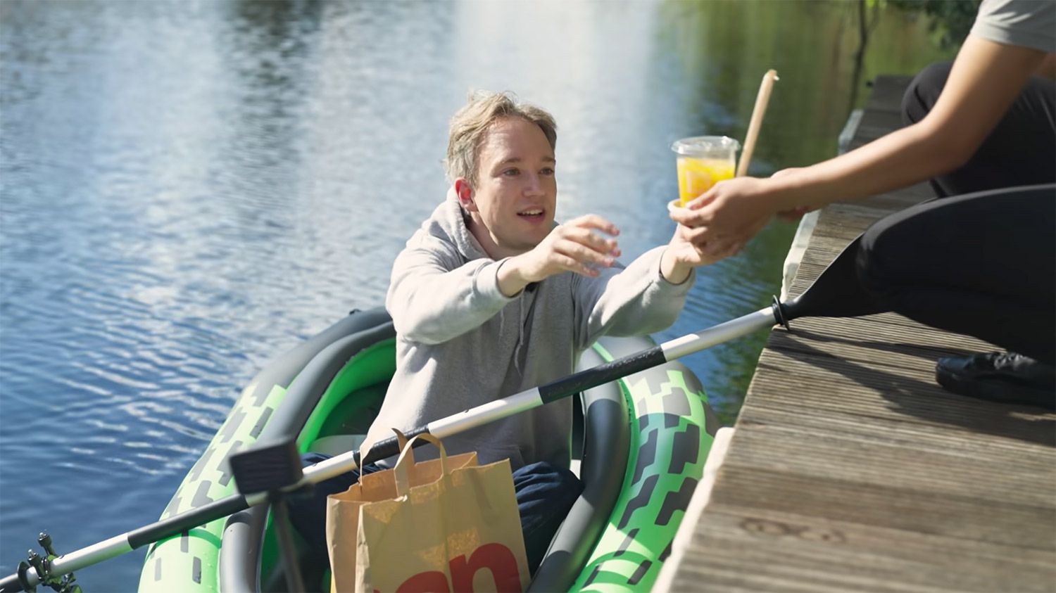McDonald's Có Nhà hàng Ven sông với Cửa sổ Float-Thru