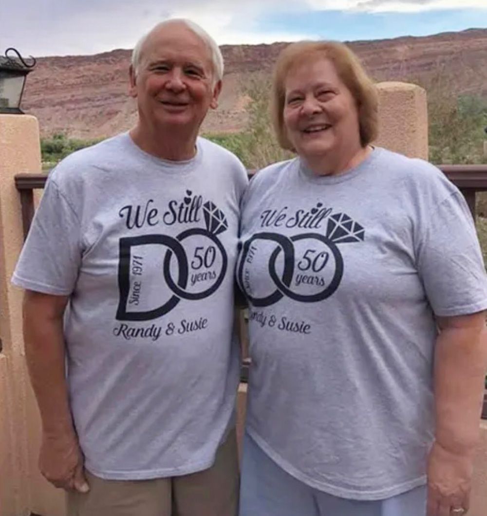 最近結婚50周年を祝った夫婦が結婚後の飛行機墜落事故で死去