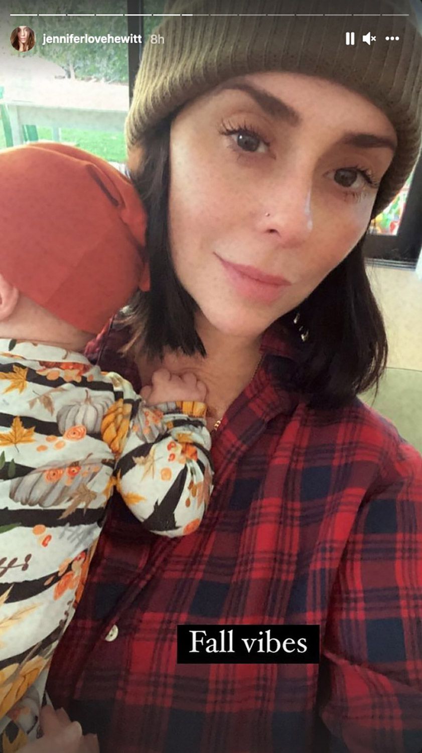 Jennifer Love Hewitt는 Sweet Mother-Son 사진에서 아기 Aidan과 포옹합니다: 'Fall Vibes'