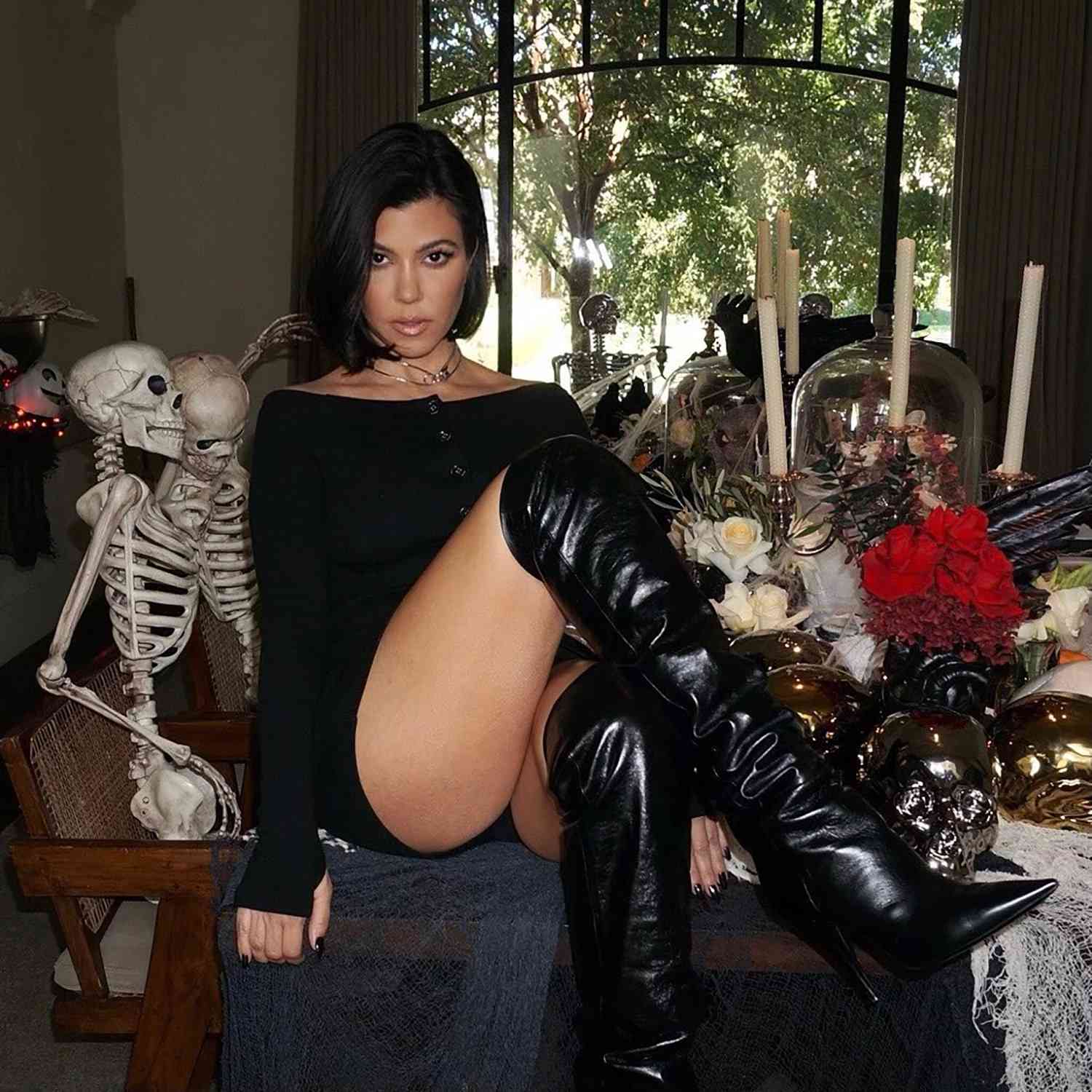 Kourtney Kardashian은 으스스한 시즌 장식을 과시하는 '할로윈의 여왕'입니다.
