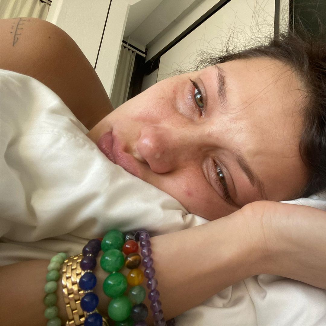 Bella Hadid partage un article brut sur l'anxiété avec des selfies en pleurs : "C'est moi tous les jours"