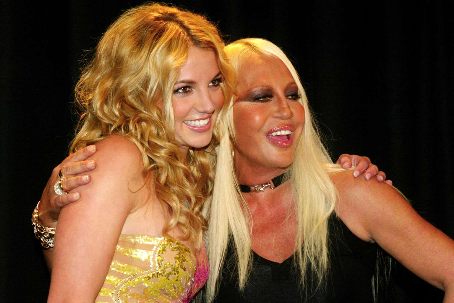 Britney Spears dit que Donatella Versace crée sa robe de mariée «&nbsp;comme nous parlons&nbsp;»