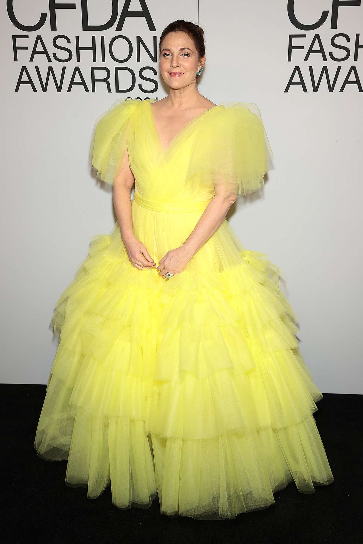 Drew Barrymore est la belle du bal aux CFDA Awards 2021 en robe de tulle surligneur Hue