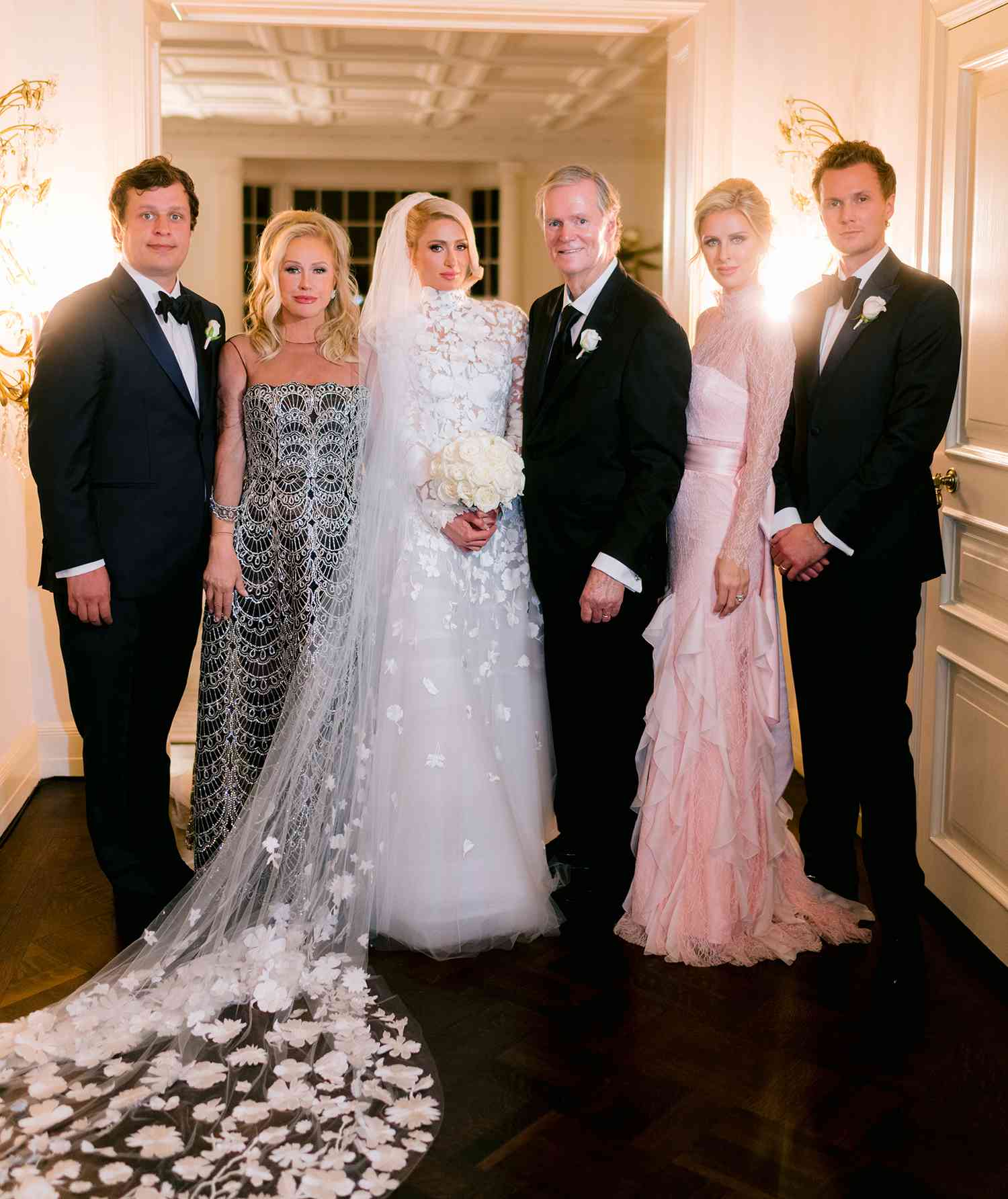 Kathy Hilton porte une élégante robe de mariée pour le mariage de sa fille Paris Hilton