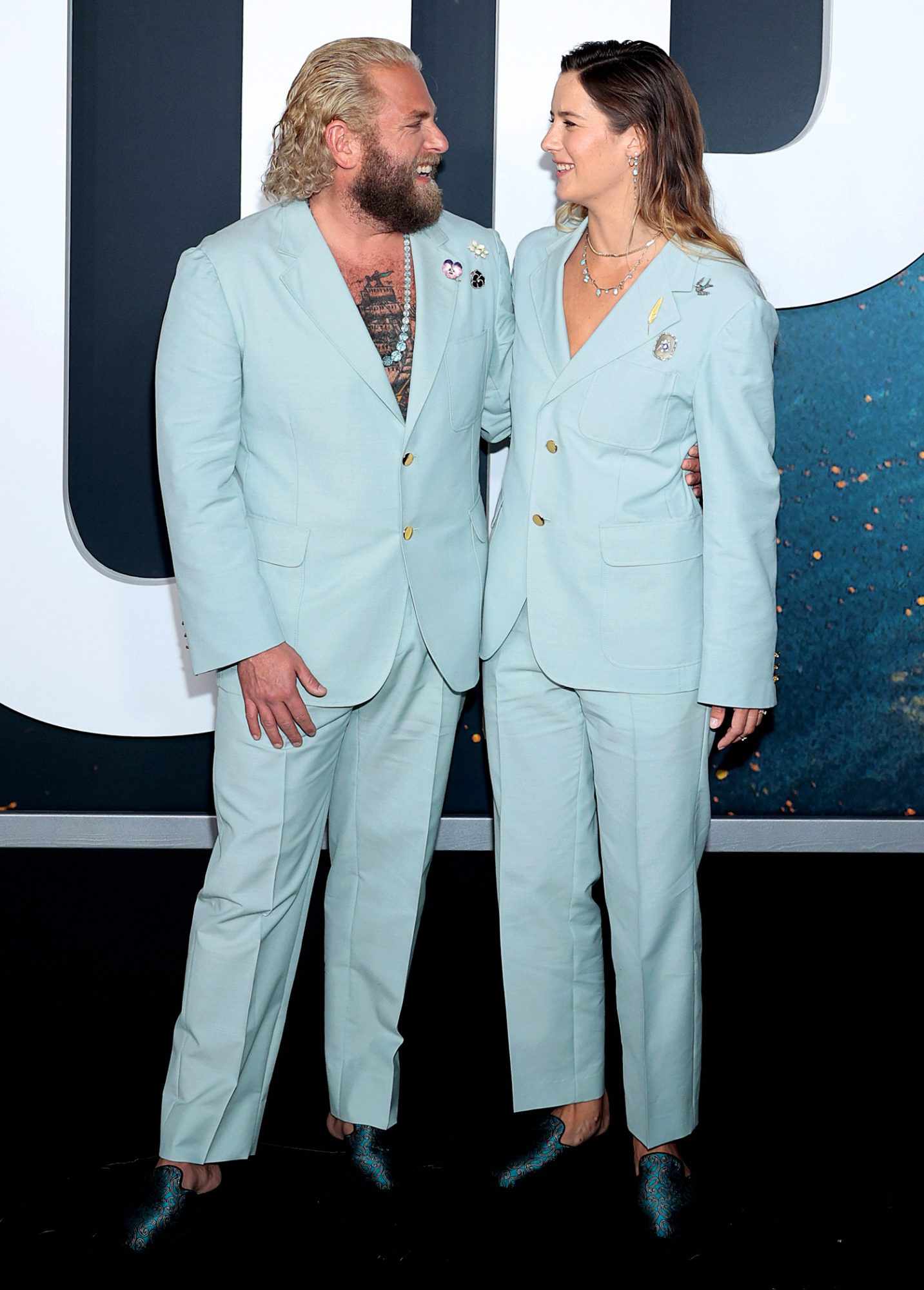 Jonah Hill et sa petite amie Sarah Brady s'associent dans des costumes Gucci bleu clair à la première de Don't Look Up