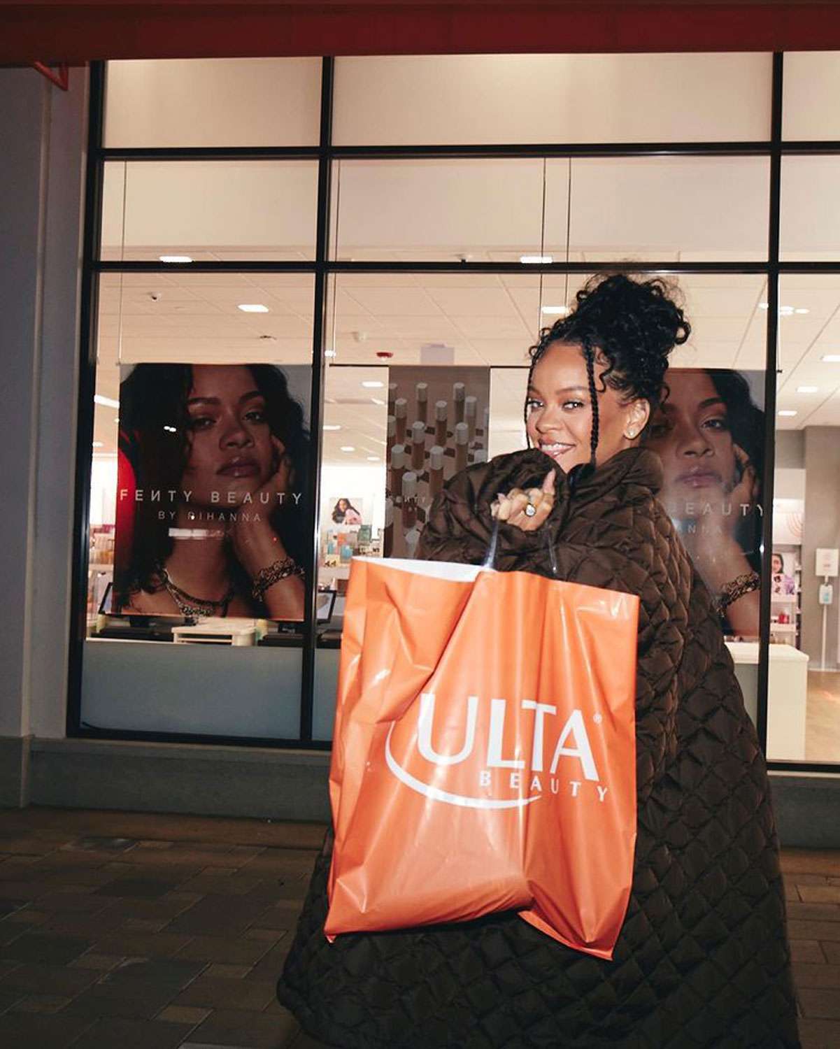 Rihanna annonce qu'elle apportera Fenty Beauty à Ulta avec une séance photo sur le parking : "In My Ulta Bag"