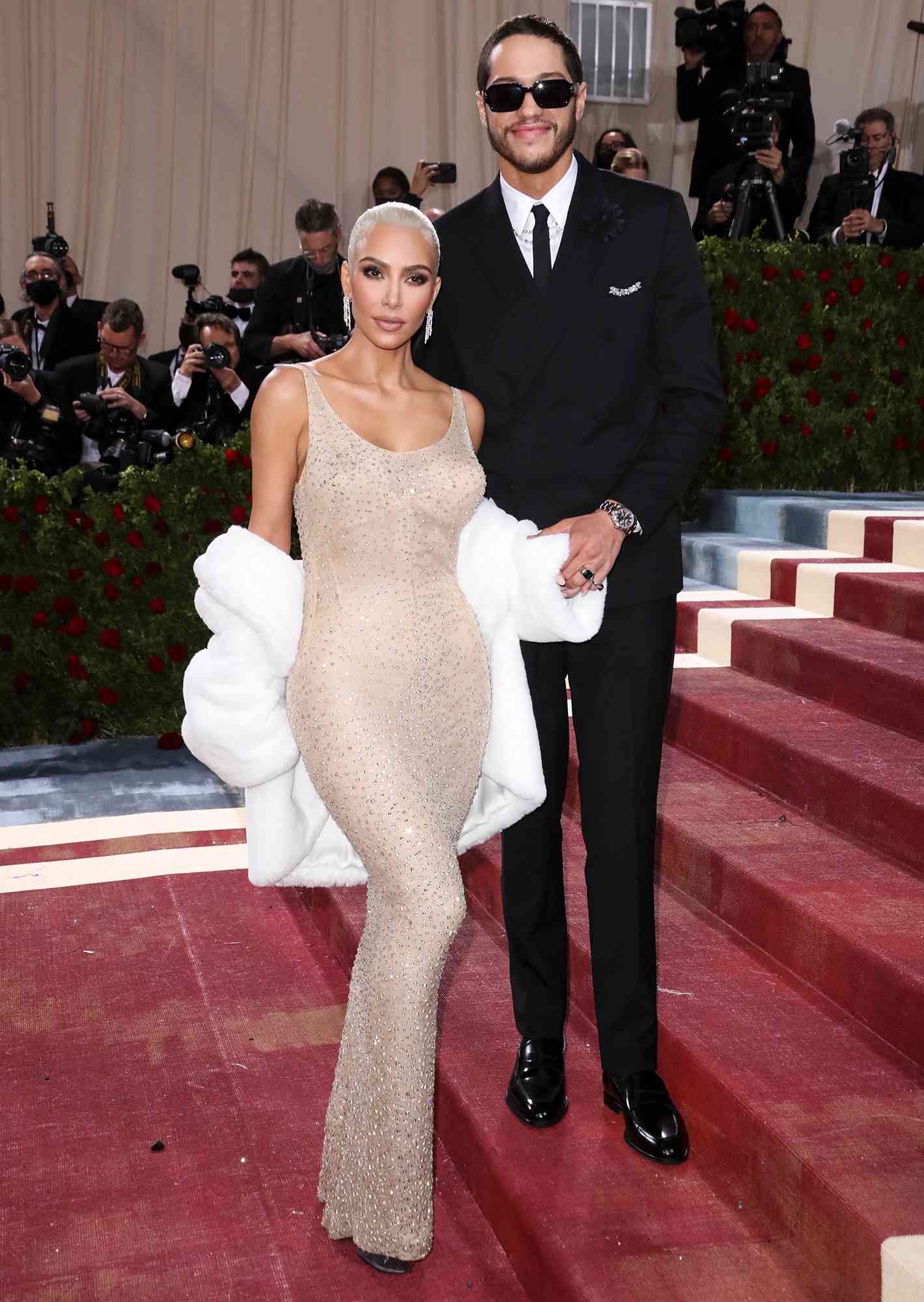 Kim Kardashian, Pete Davidson ile Yüz Bakımı Yaptırmanın "Bizim İşimiz" Olduğunu Söyledi: "O Gerçekten Cilt Bakımıyla İlgileniyor"