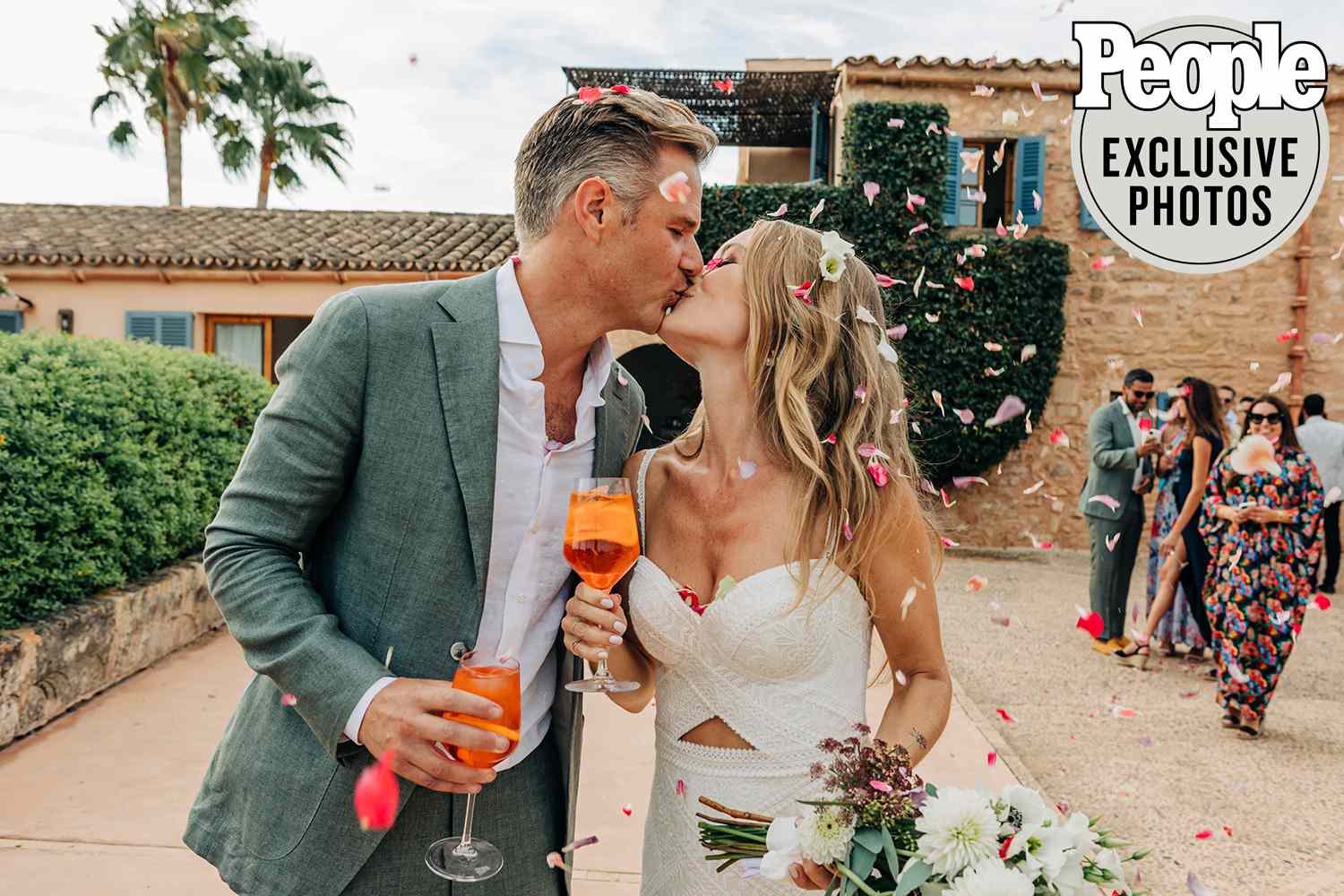 Alex Marquardt ของ CNN แต่งงานกับ Amanda McClements ในงานแต่งงาน 'Dreamy' Mallorca: 'A Magical Joyous Moment'