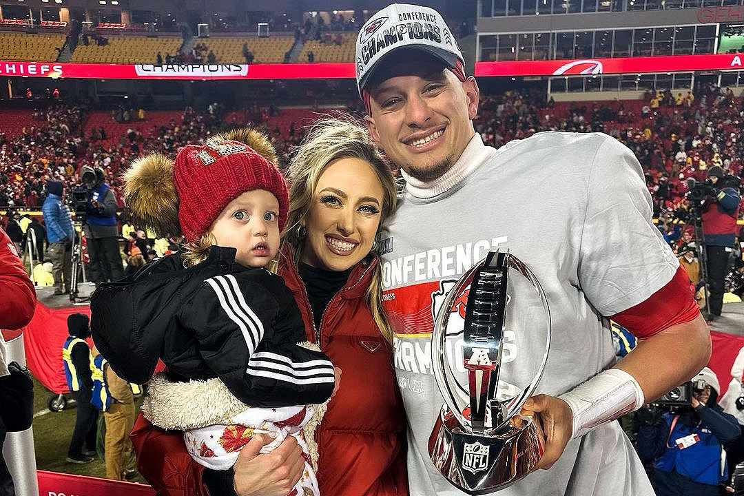 Brittany Mahomes comparte linda foto familiar con Patrick y su hija Sterling antes del Super Bowl