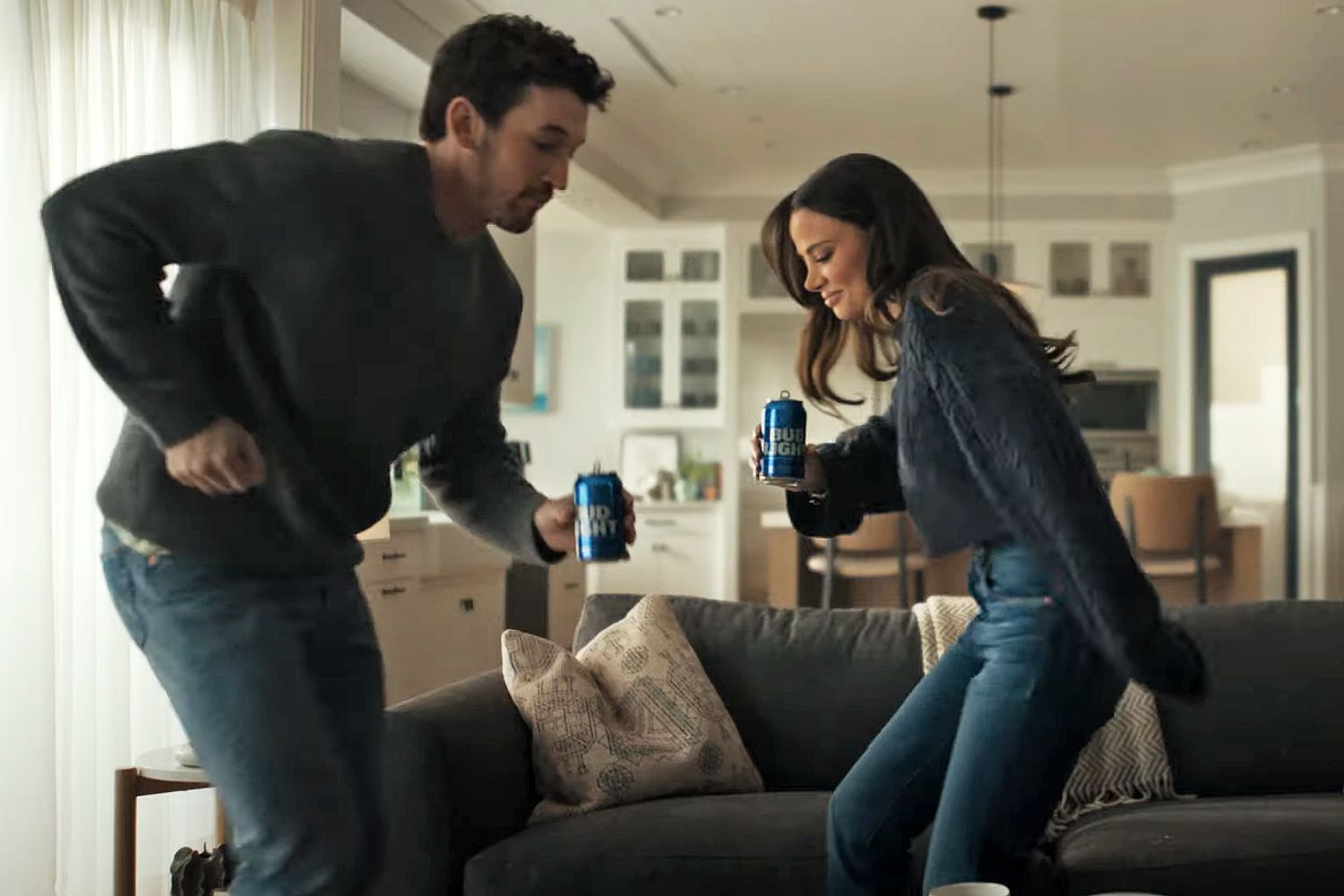 Miles Teller và Vợ Keleigh 'Xem lén' cuộc sống gia đình của họ trong quảng cáo Super Bowl của Bud Light