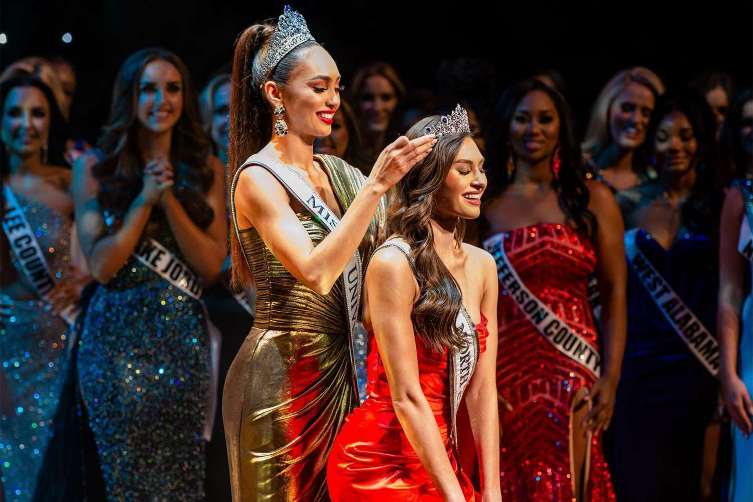 Miss Universo R'Bonney Gabriel entrega la corona de Miss USA a su sucesora, Miss Carolina del Norte Morgan Romano