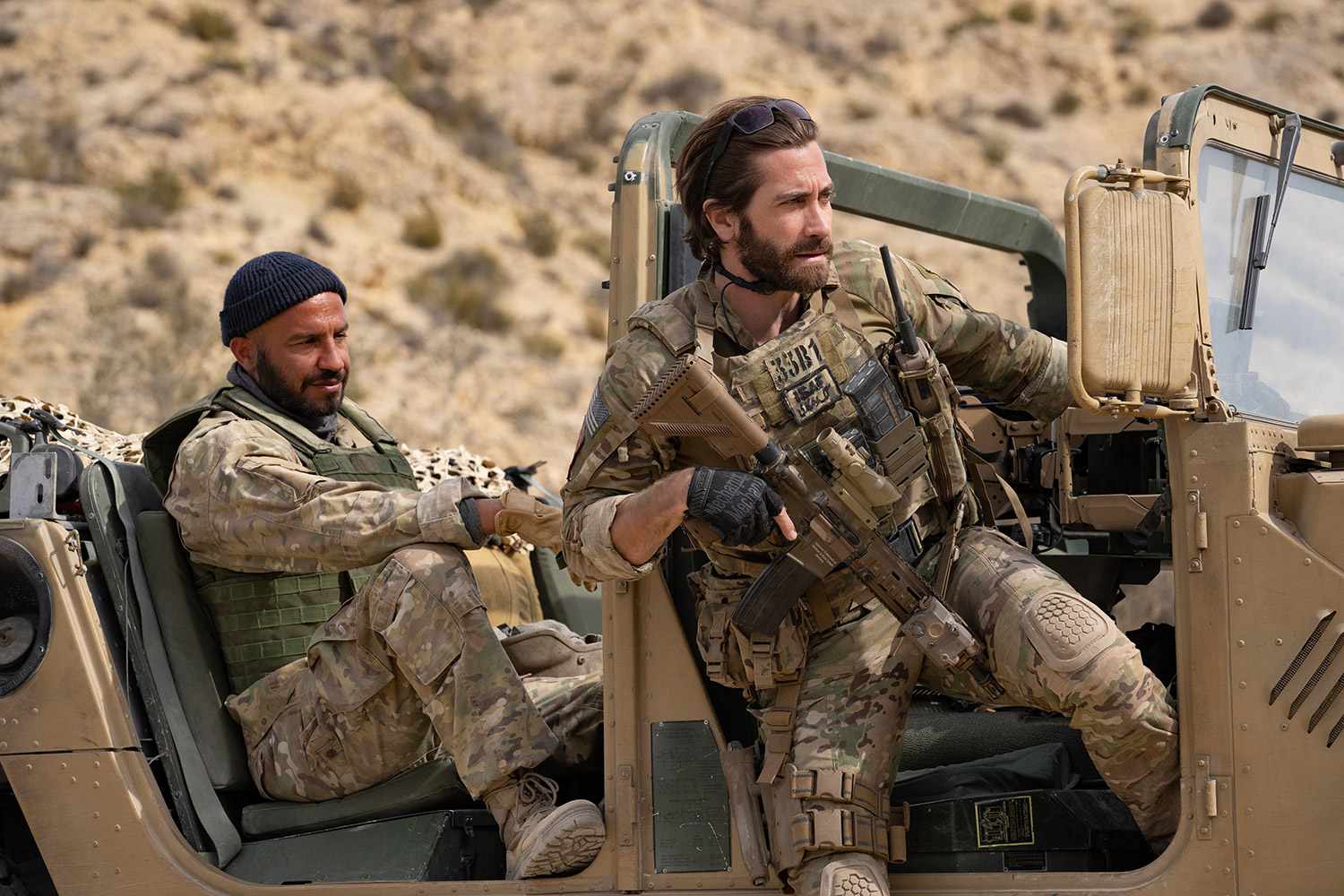 Zobacz Jake'a Gyllenhaala jako sierżanta armii amerykańskiej w zwiastunie filmu Guya Ritchiego „The Covenant”