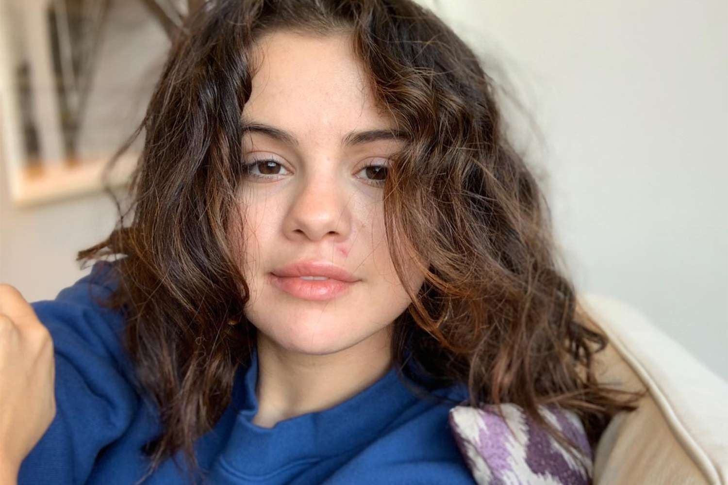 Selena Gomez prezentuje świeżą skórę i naturalne loki na selfie bez makijażu