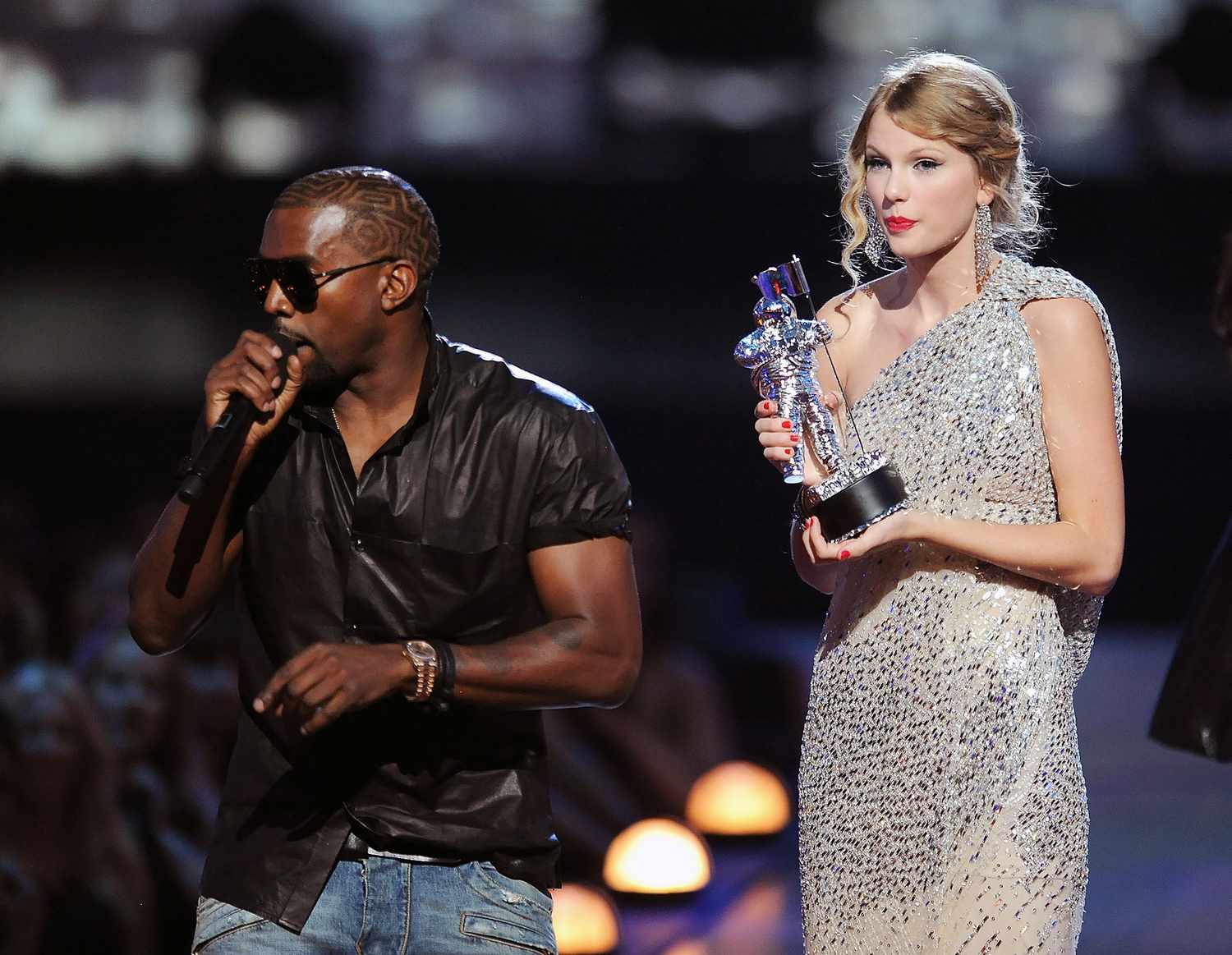 Taylor Swift's Ex Taylor Lautner nghĩ rằng sự gián đoạn VMA 2009 của Kanye West là một 'vở kịch được thực hành'