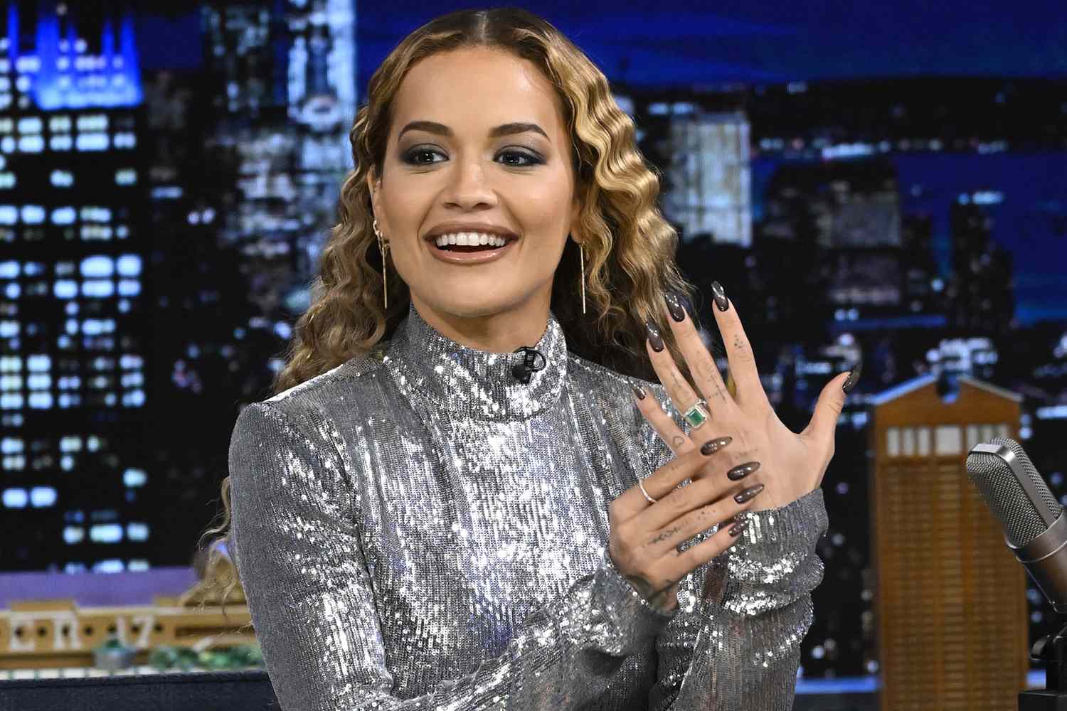 Rita Ora, 결혼에서 Taika Waititi까지 반짝이는 에메랄드와 금 결혼 반지 공개